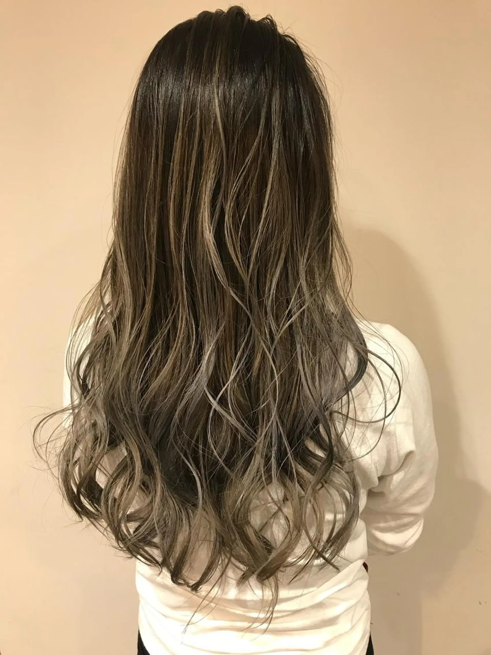 セミロング カラー アッシュ アッシュグレー アッシュグレージュ バレイヤージュ ベージュカラー AMI Hair  supply所属・髪質改善カラー 韓国風レイヤーのヘアスタイル