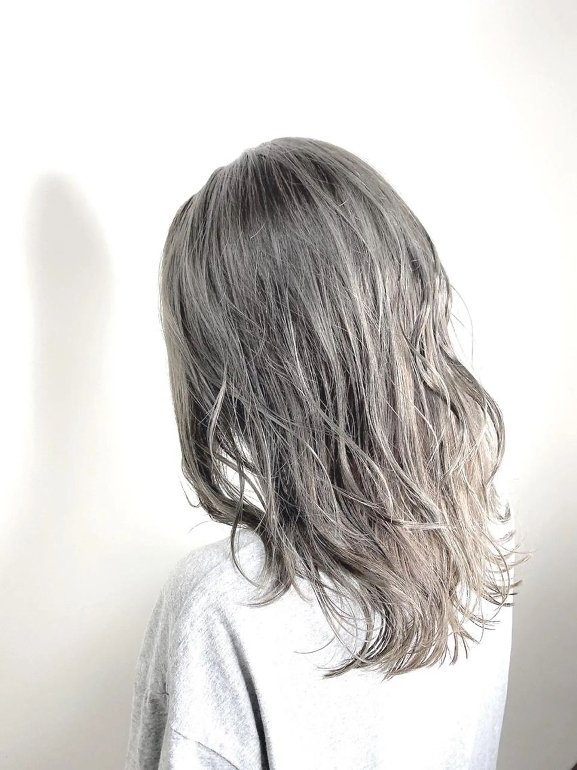 ミディアム カラー アッシュ シルバー シルバーアッシュ ヘアカラー トリートメント AI 高田馬場店のヘアスタイル
