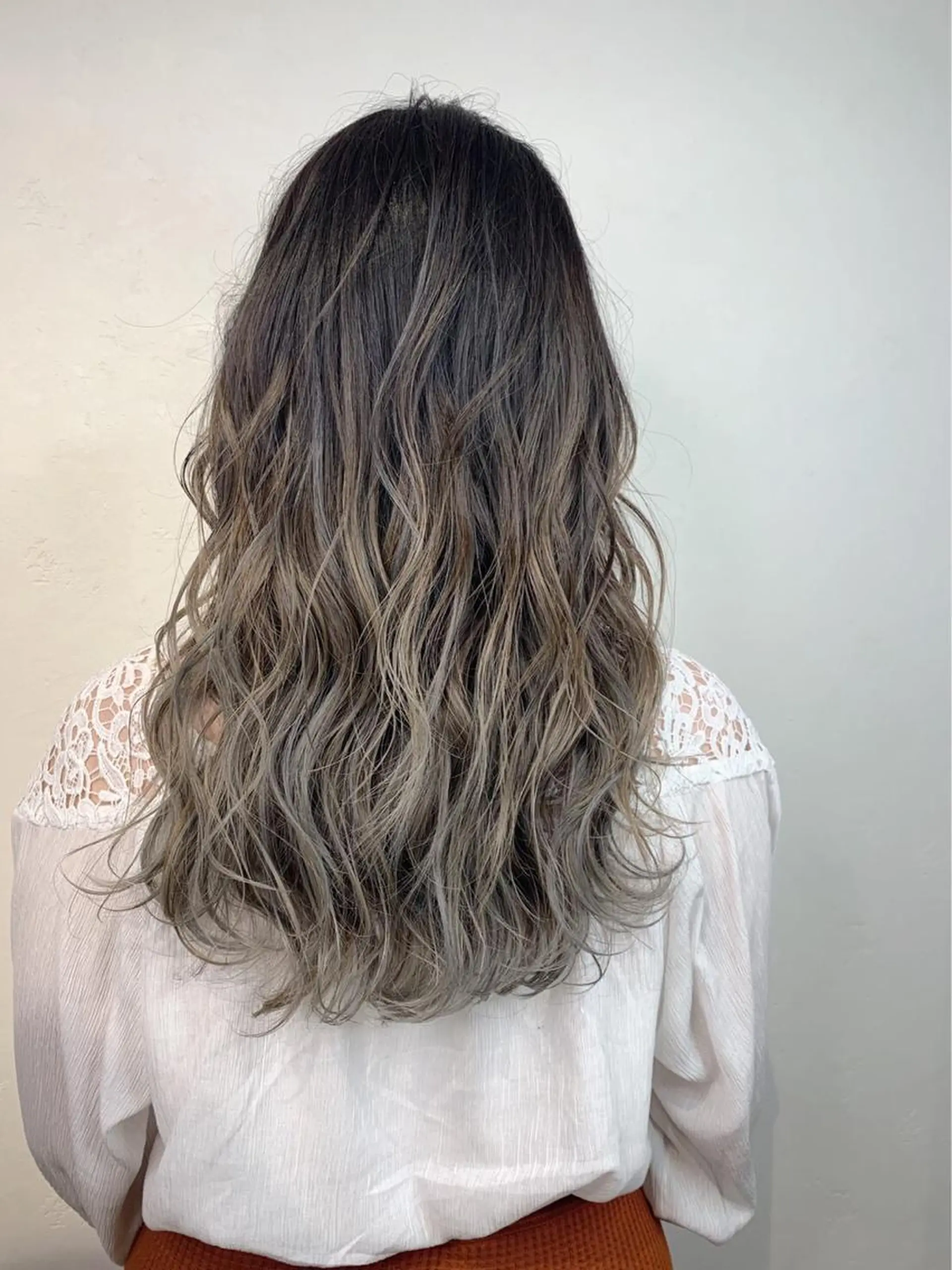 セミロング カラー _WHITE＋ 南海難波店のヘアスタイル