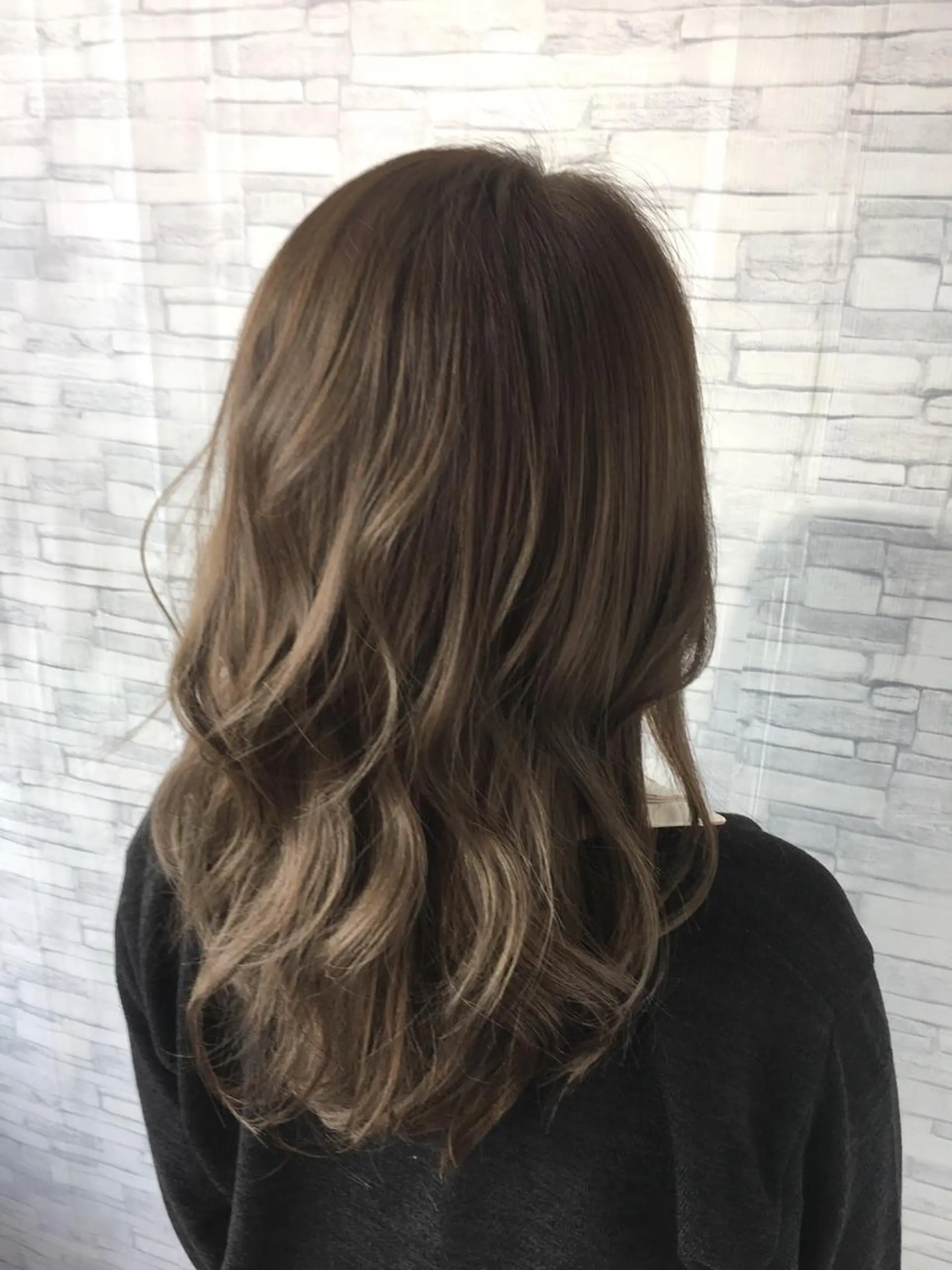 ミディアム 足立 磨咲のヘアスタイル