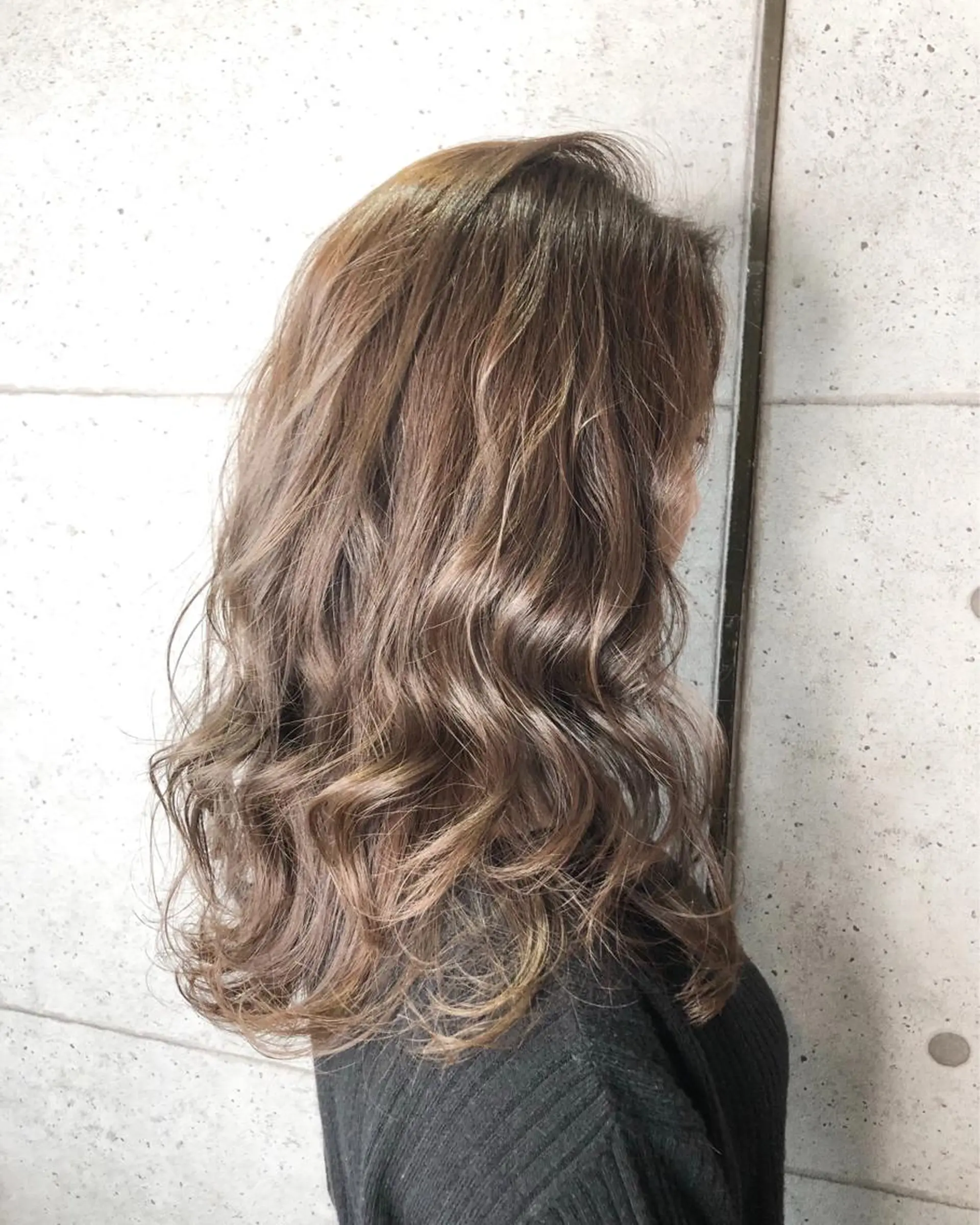 ミディアム 足立 磨咲のヘアスタイル
