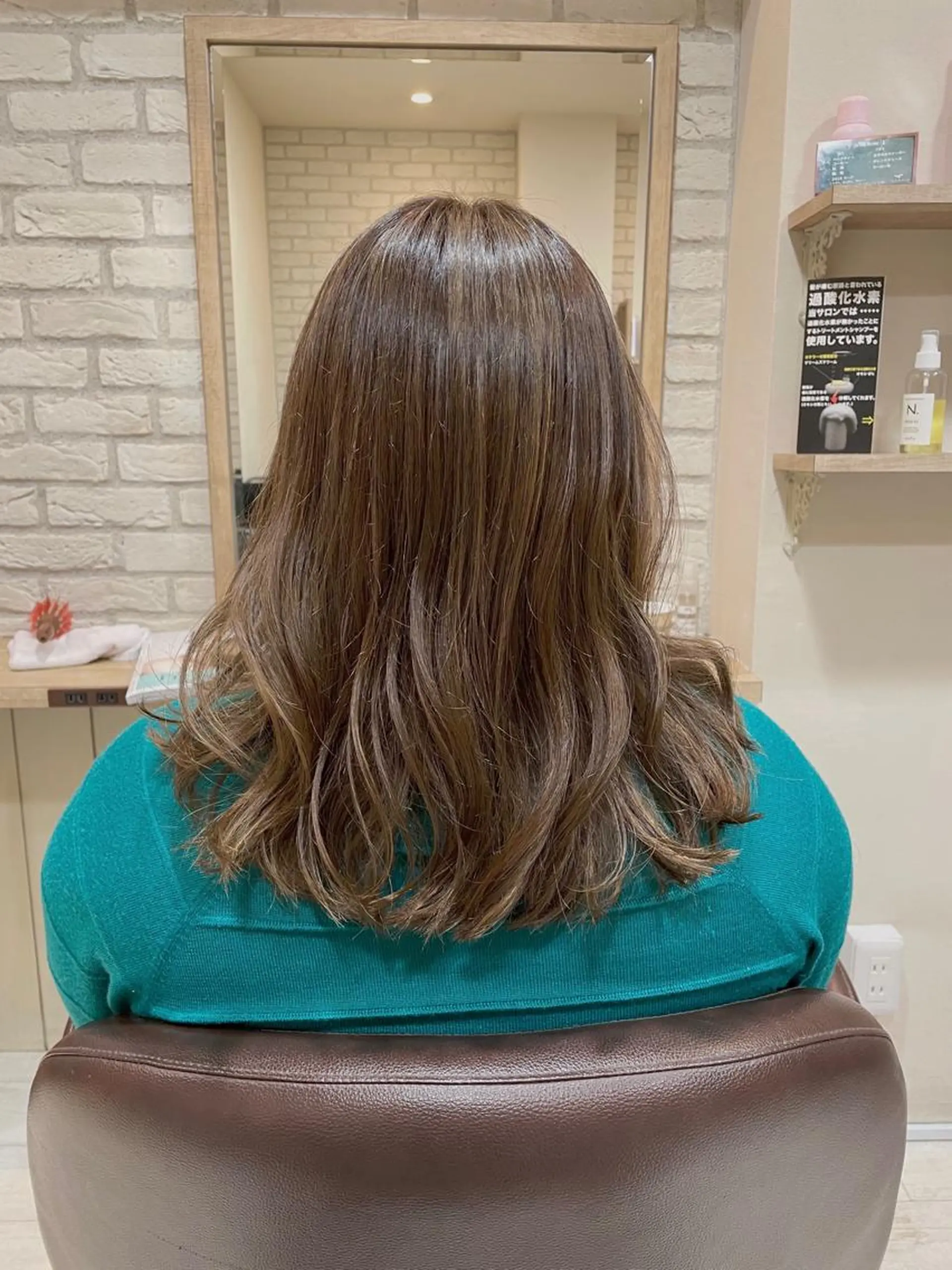 セミロング カラー グレージュ ハイライトカラー ハイライト カット ヘアカラー トリートメント 清水 有実子のヘアスタイル