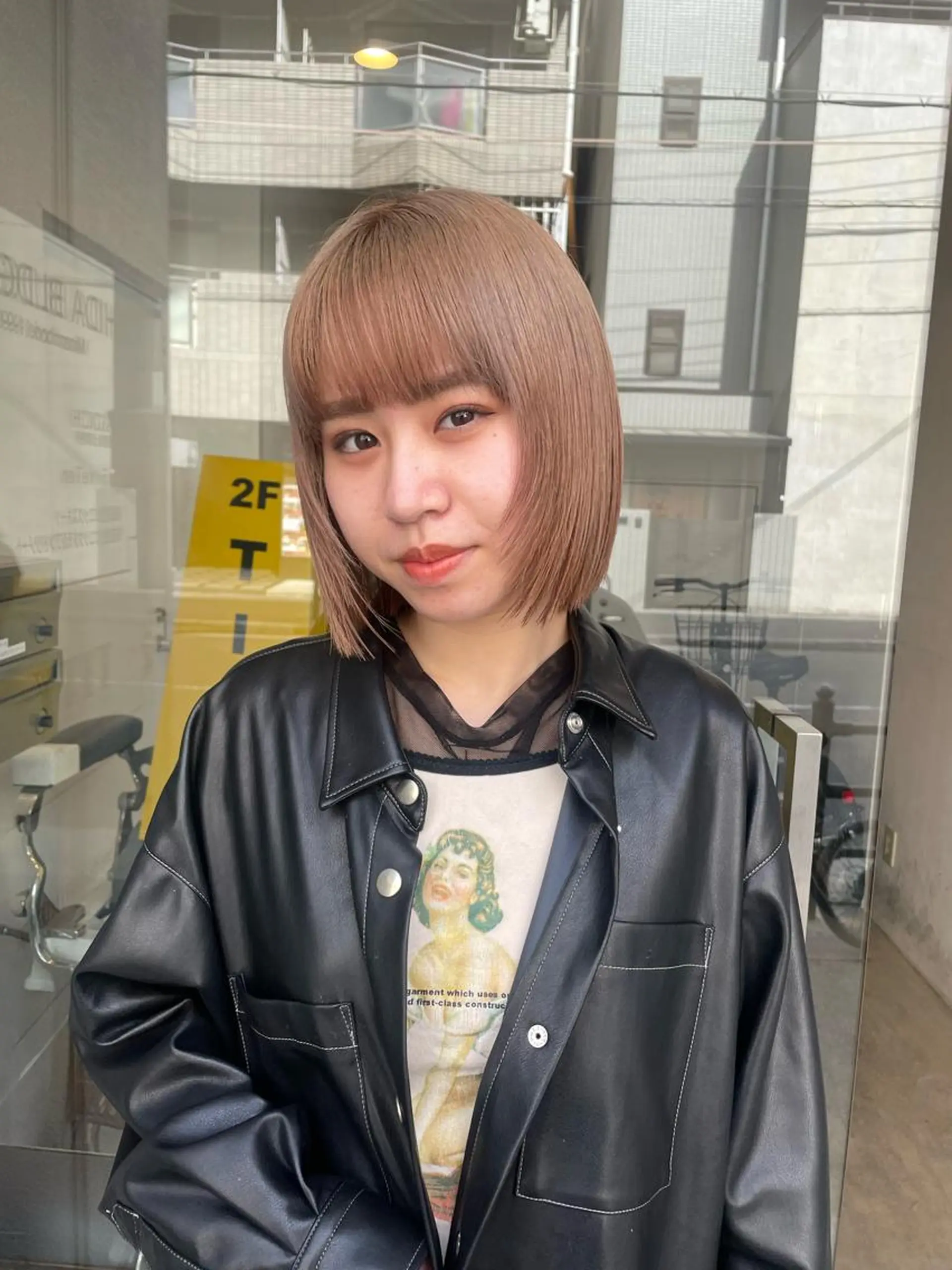 ショート カラー ベージュカラー hen所属・心斎橋/レイヤー/ ブリーチ/モエのヘアスタイル