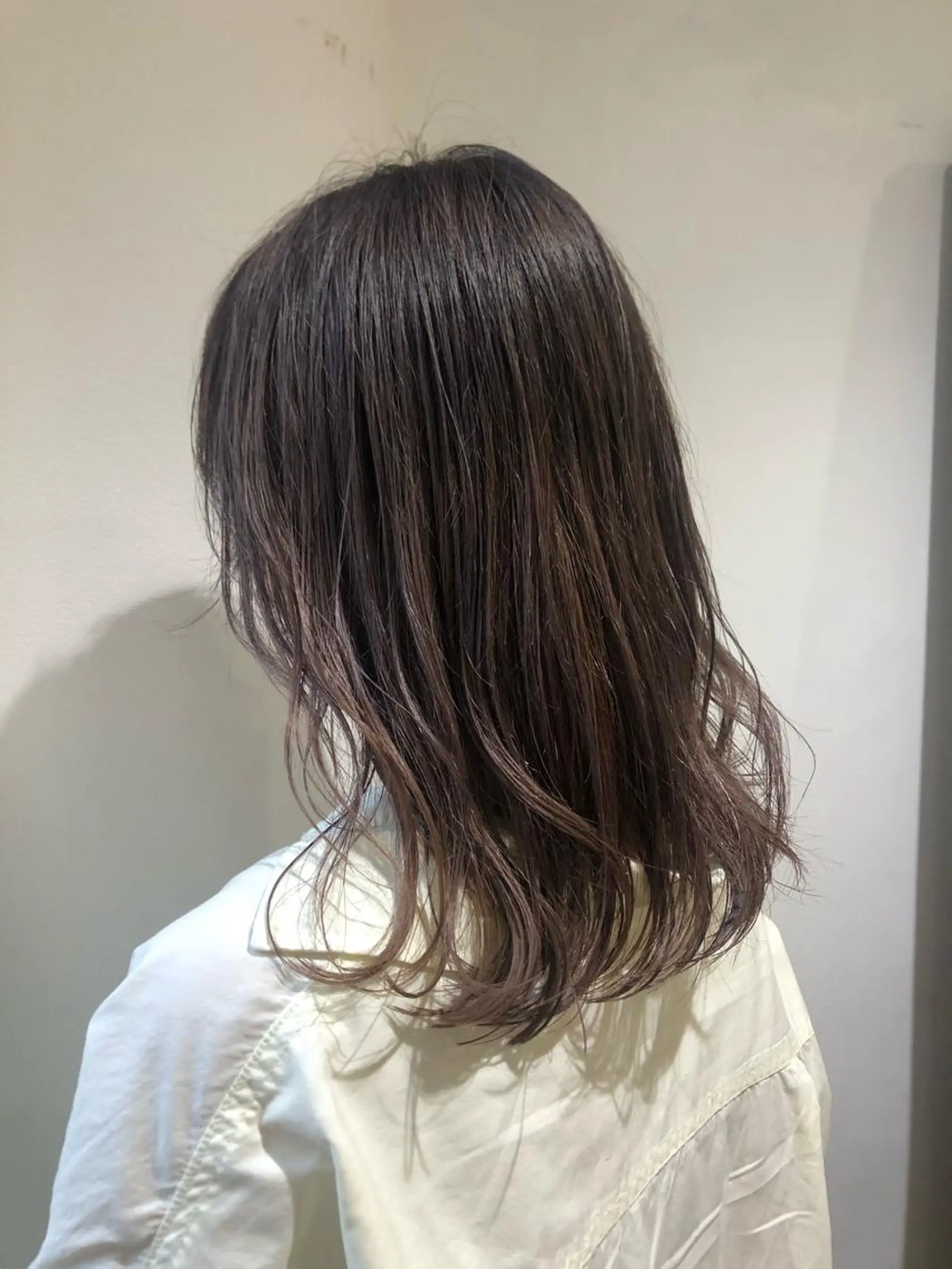 ミディアム カラー アッシュ バレイヤージュ ベージュカラー ブリーチ ブルーカラー カット ヘアカラー 大久保 真希のヘアスタイル