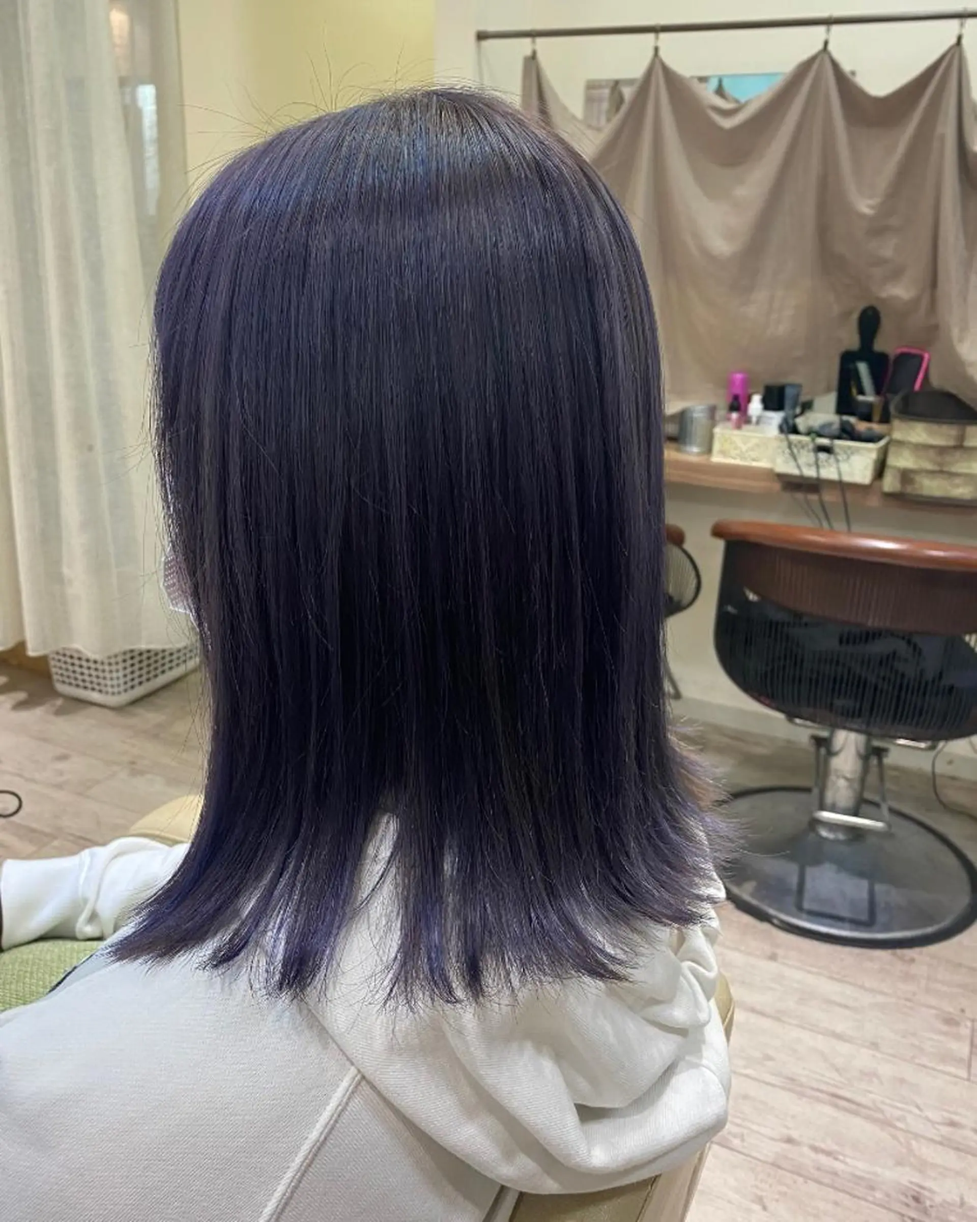 カラー ブリーチ シルバー 後藤 瀬奈のヘアスタイル
