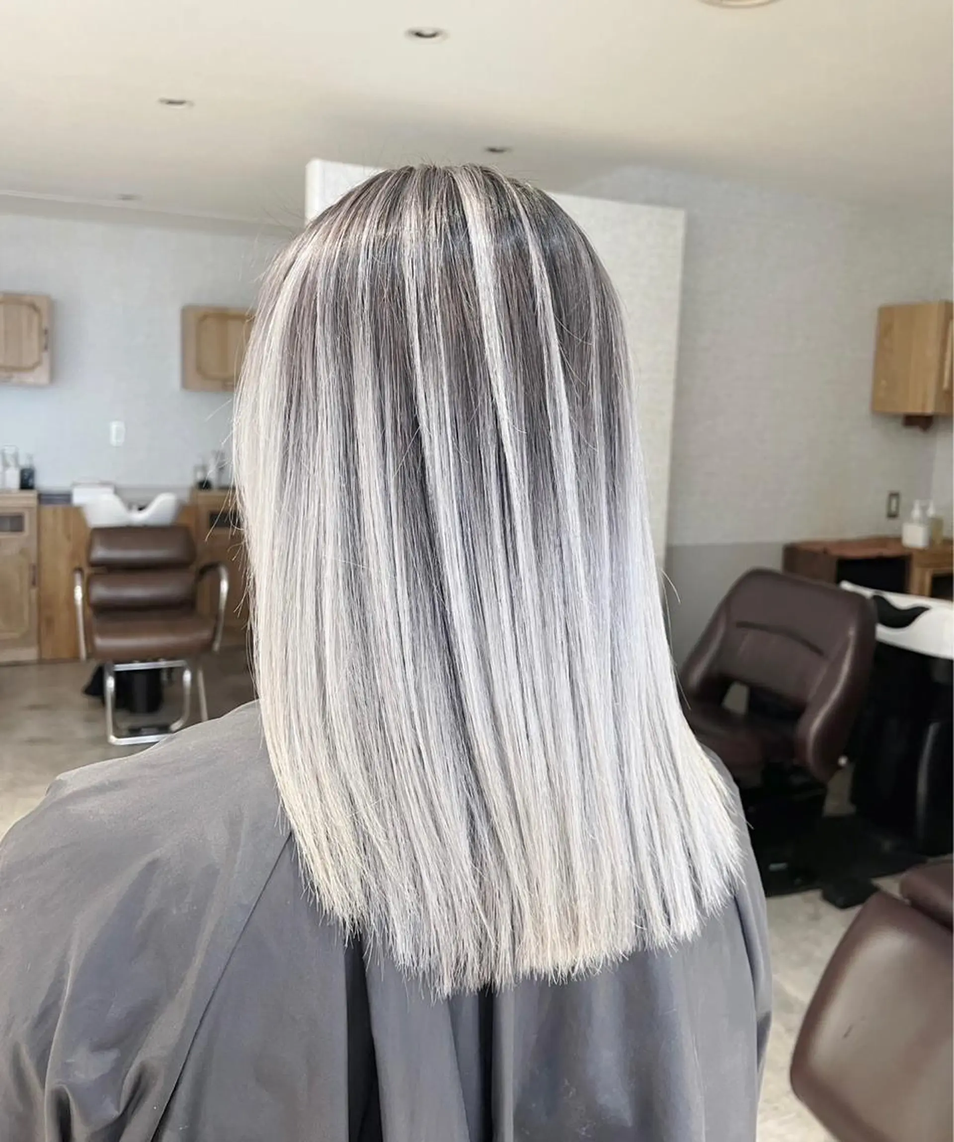 ミディアム カラー バレイヤージュ シルバー ホワイトシルバー レイヤーカット ヘアカラー トリートメント ROBIN所属・指名数No.1 /NAOYAのヘアスタイル