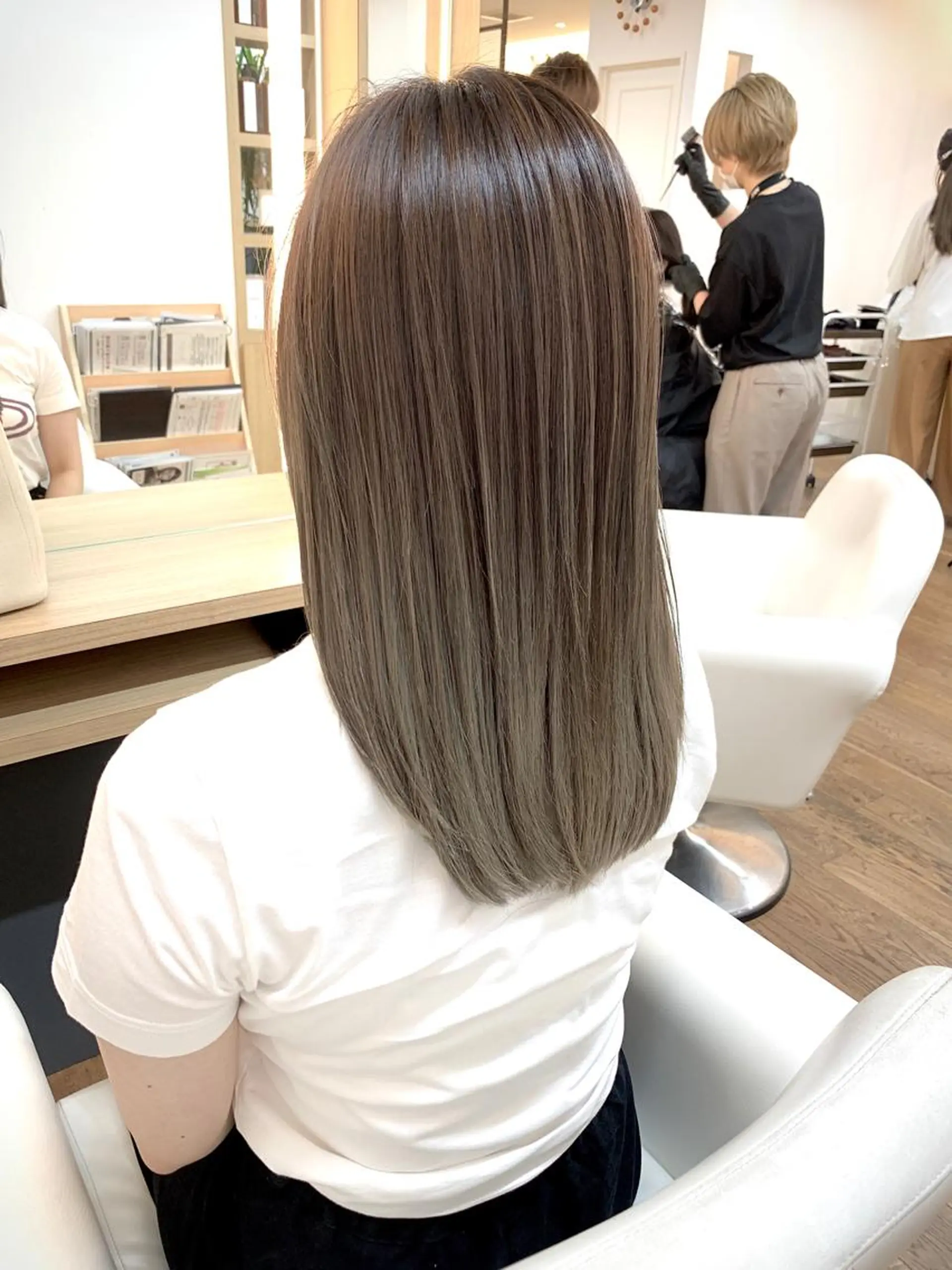 セミロング カラー Luce所属・奈良 優輝のヘアスタイル