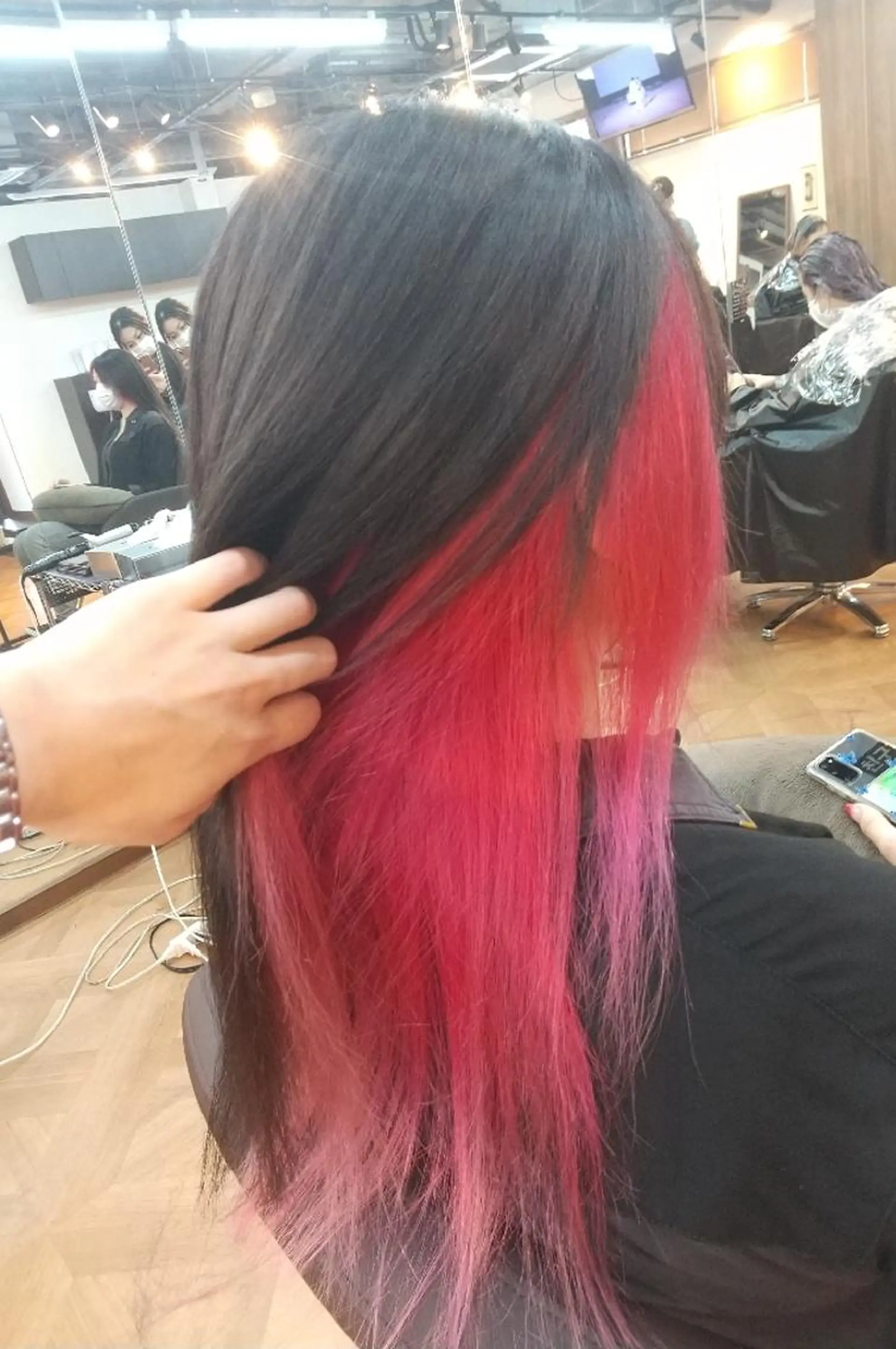 カラー ロング ブラウンカラー ダークブラウン ピンクカラー 久村 奈菜のヘアスタイル