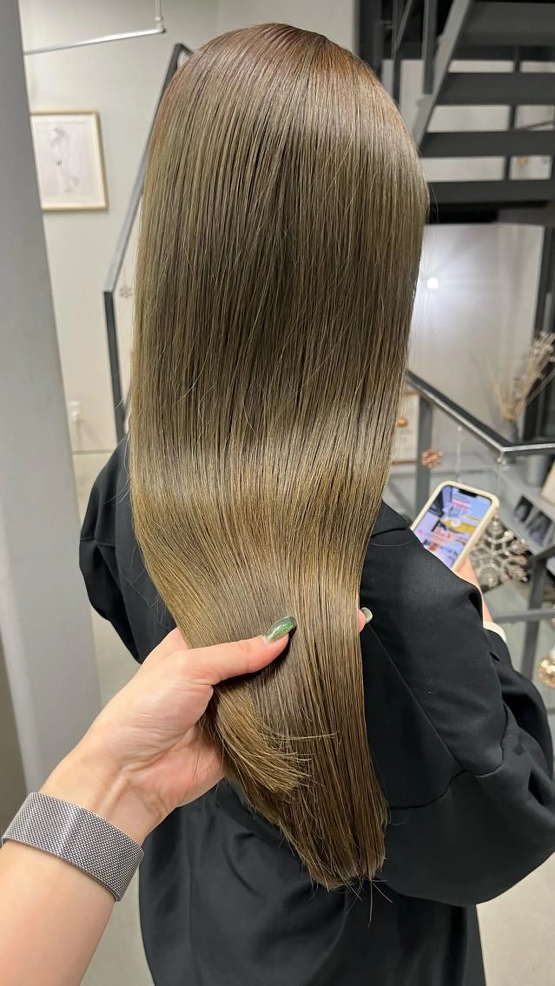 ロング カラー ブラウンカラー オリーブブラウン オリーブカラー ロング 山口 モエのヘアスタイル