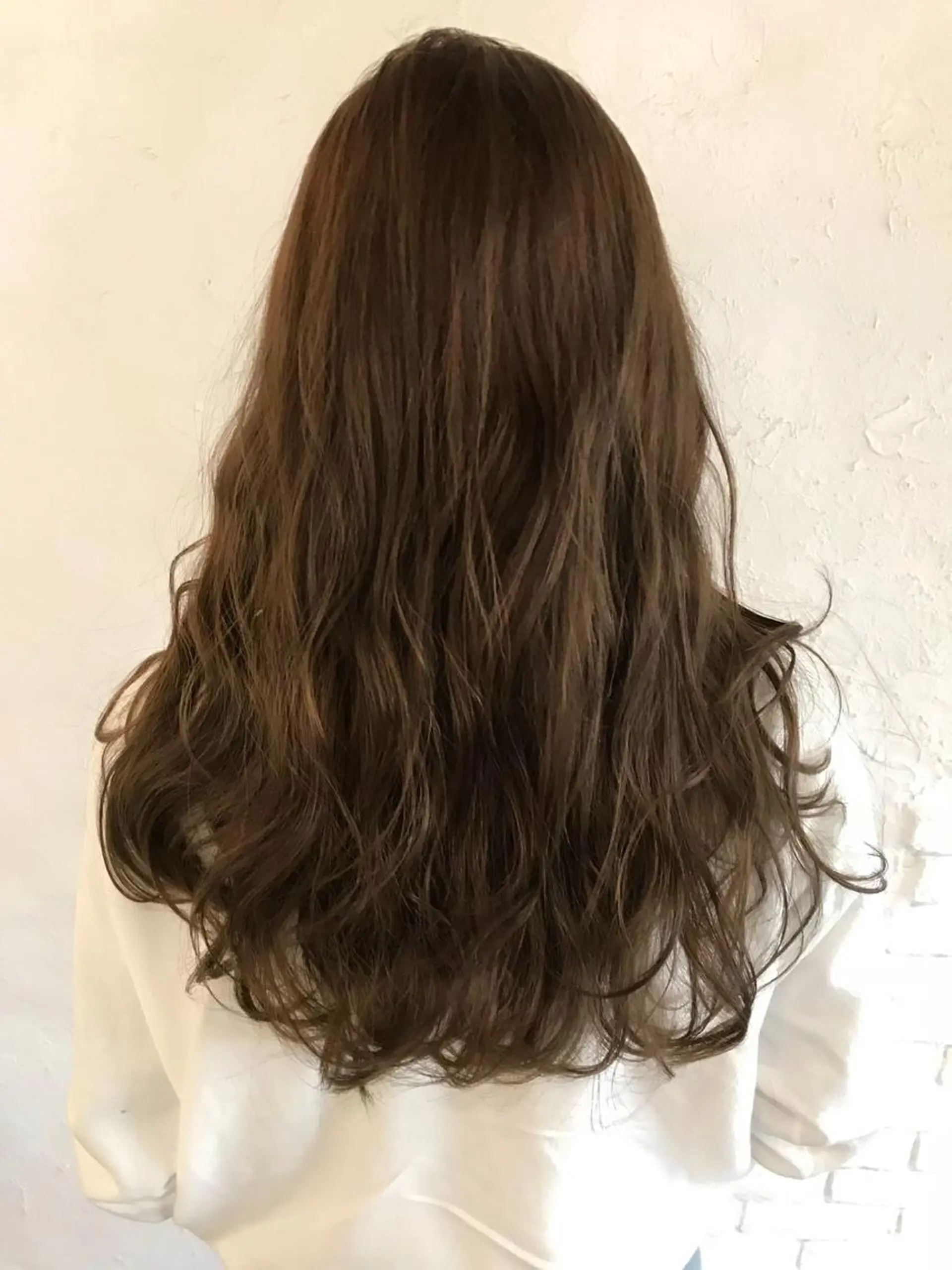 ロング カラー アッシュ ベージュカラー 伊藤 優希のヘアスタイル