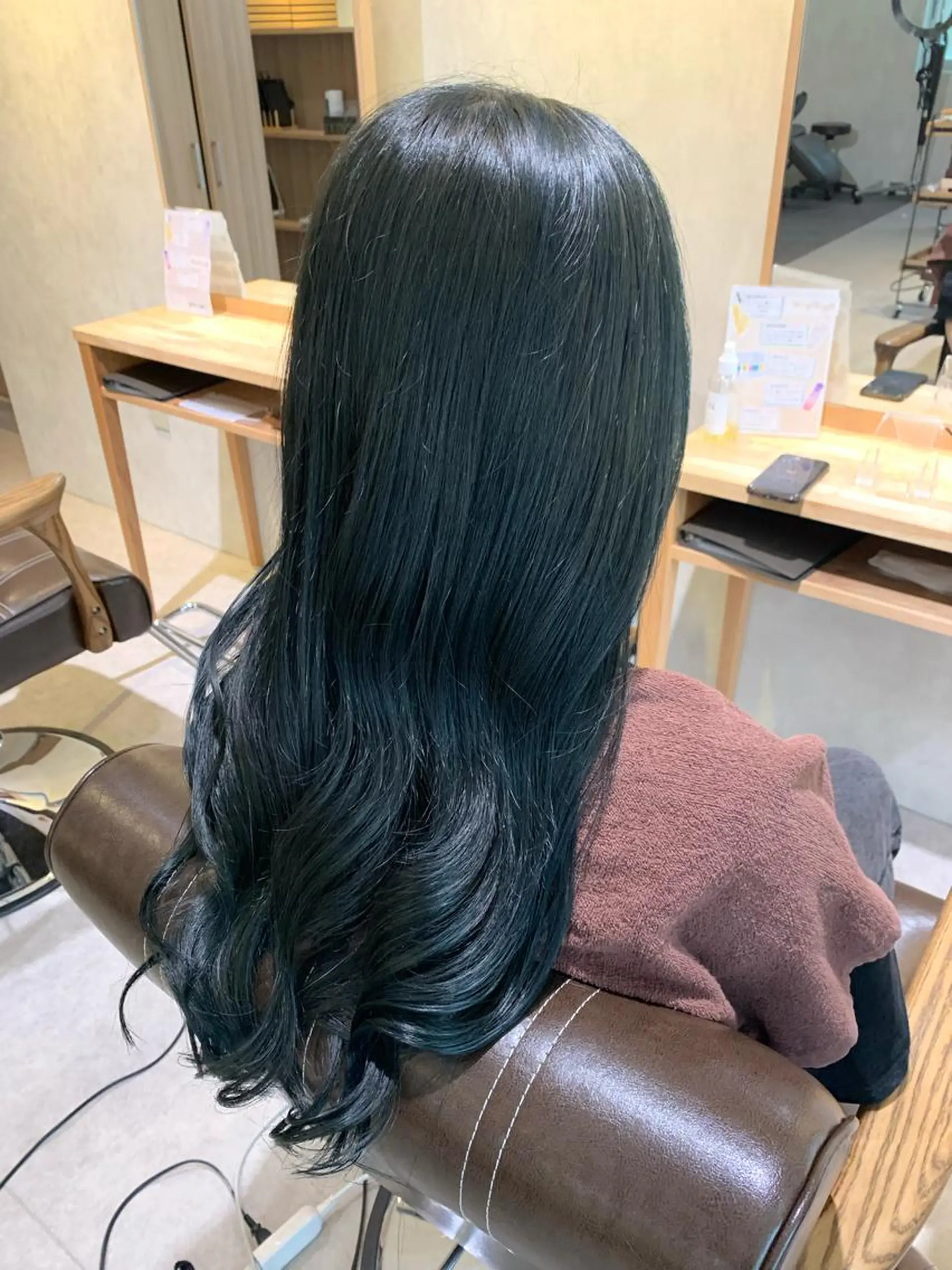ロング カラー 黒髪 ブリーチ ブルーカラー ブルーブラック ブリーチなしカラー カット ヘアカラー トリートメント unöi所属・3月Open unöi  ホナミのヘアスタイル