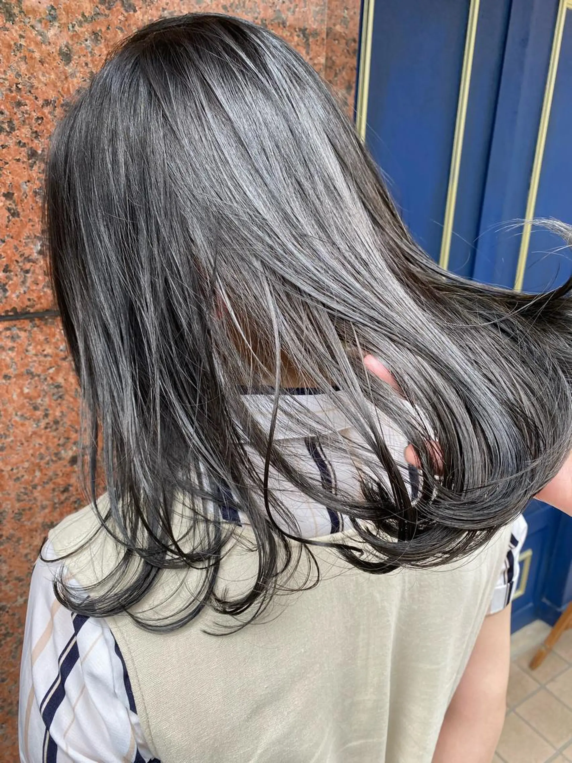 セミロング カラー ヘアアレンジ ブリーチ ダークグレー ダークグレージュ グレージュ ブリーチなしカラー カット ヘアカラー ヘアセット TOPSTYLIST 🇬🇧JIMMYのヘアスタイル