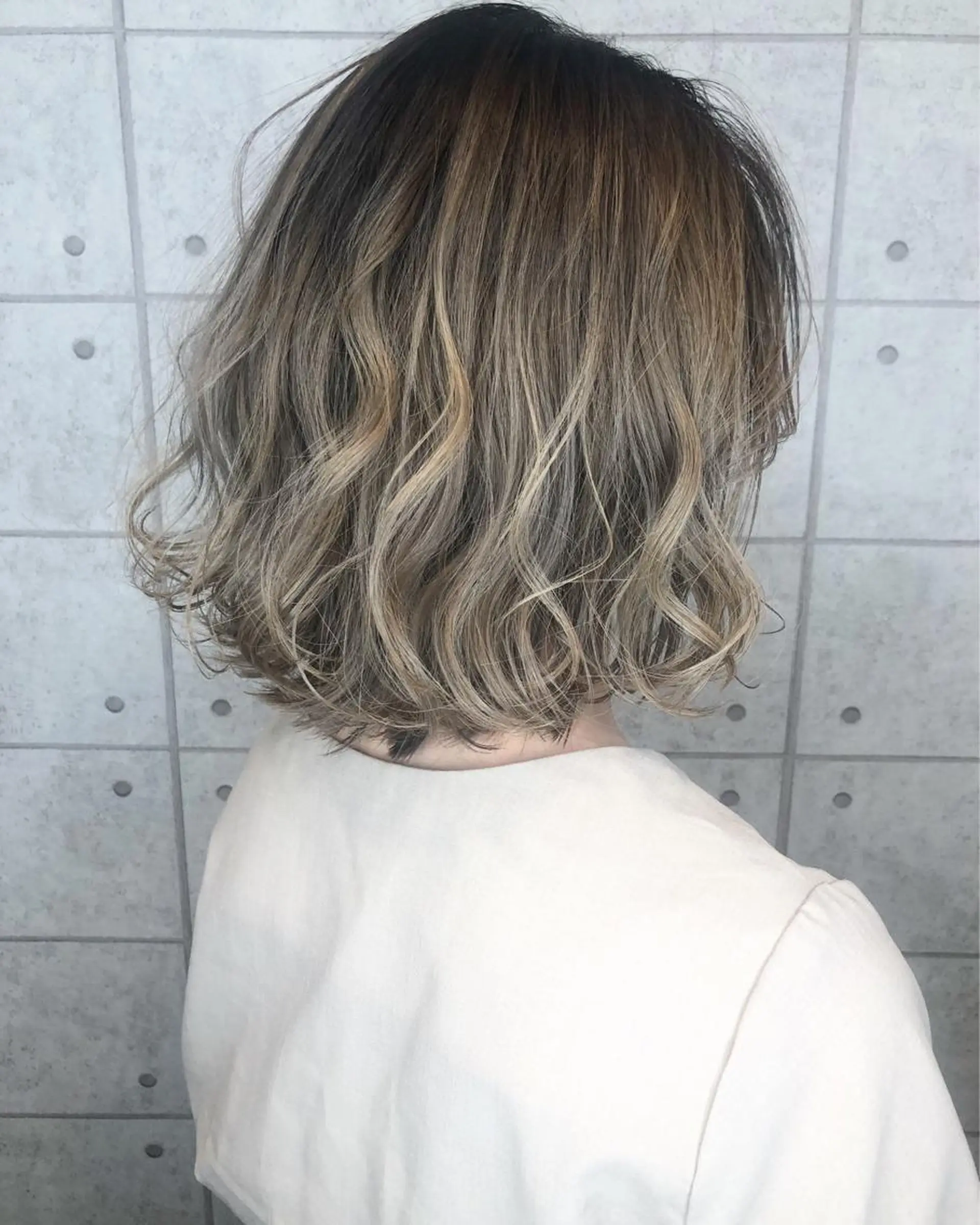 ショート カラー グラデーションカラー シルバー ヘアカラー トリートメント 西本 夏美のヘアスタイル