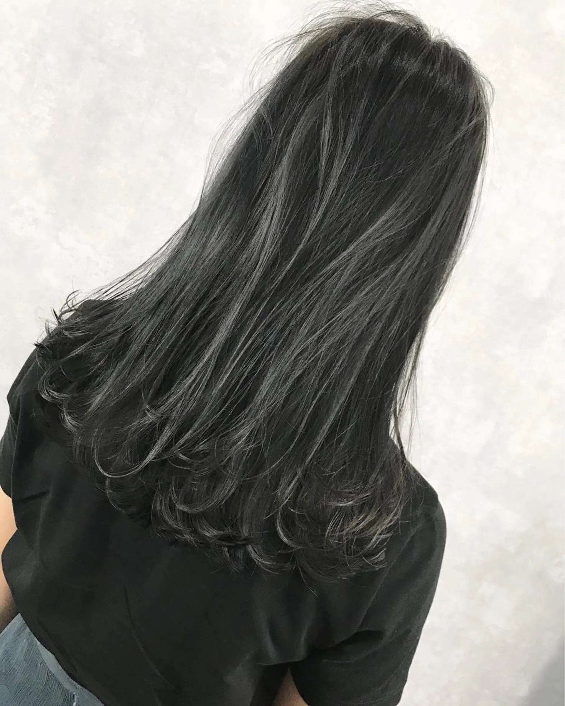 セミロング カラー ブルーカラー ブルージュ TOMOYAレイヤー ブリーチ縮毛矯正のヘアスタイル