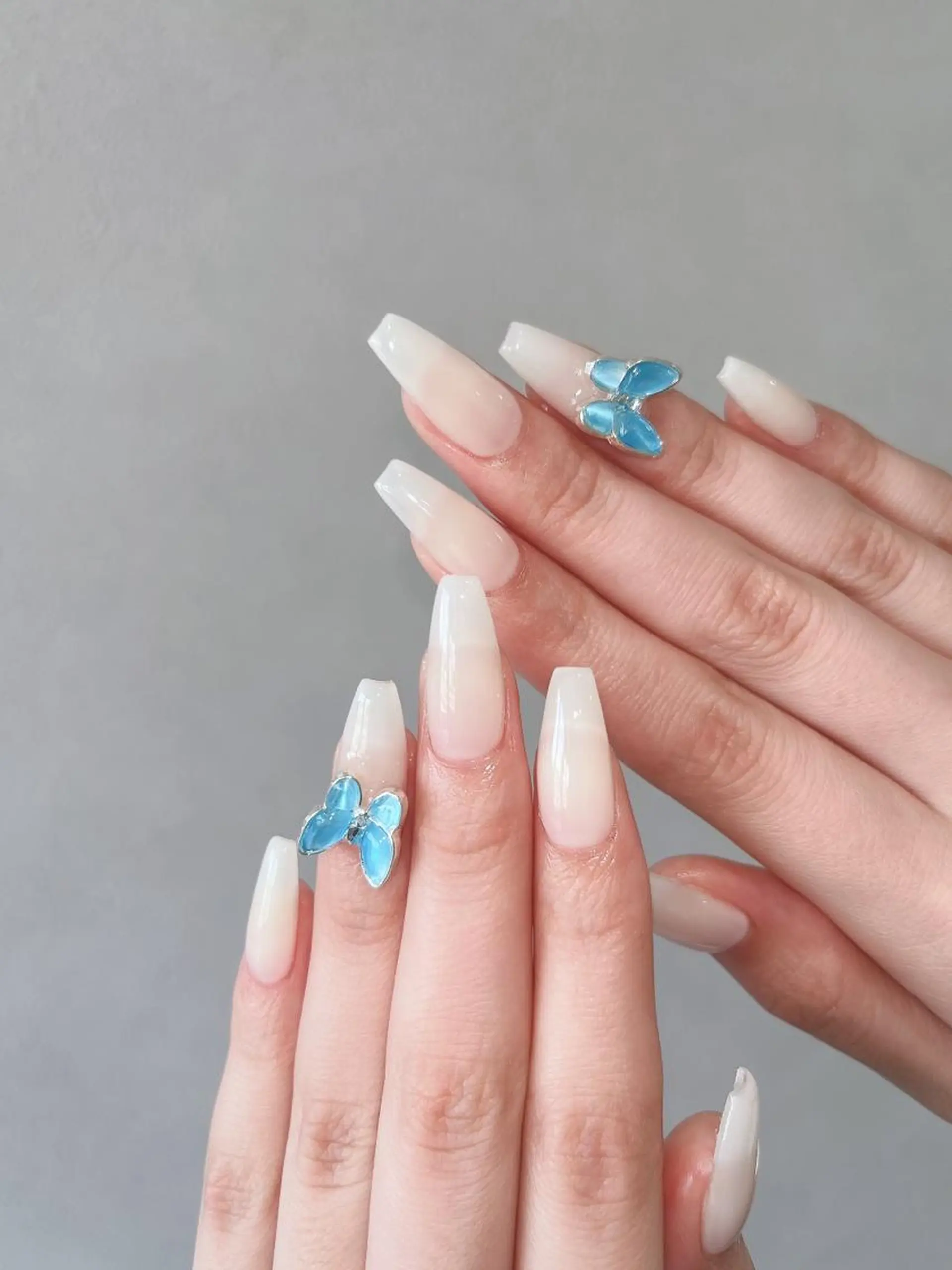 ネイル フットネイル フレンチネイル ジェルネイル ラメ(グリッター) ラメグラデーション ハンドネイル NEO Beauty Salon所属・𝐍𝐄𝐎 𝐉𝐔𝐑𝐈のネイルデザイン