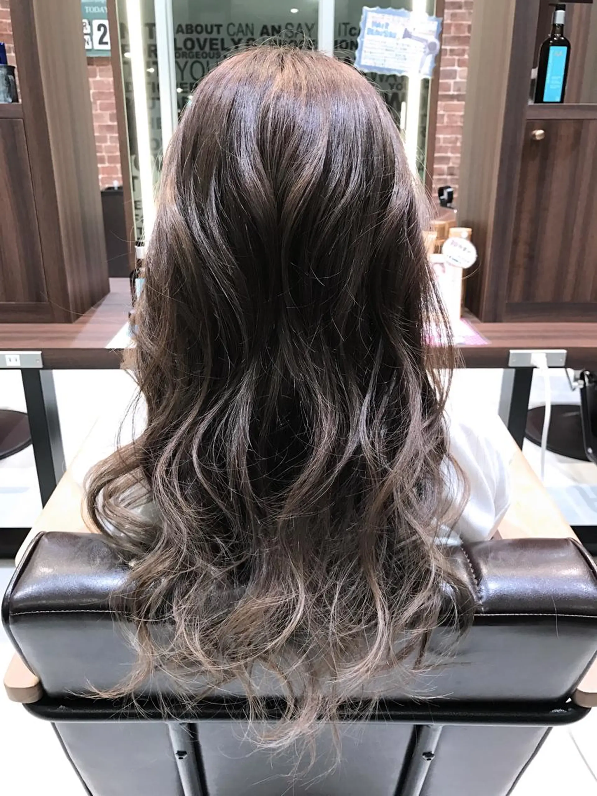 ロング カラー グラデーションカラー グレージュ 松本 明日可のヘアスタイル