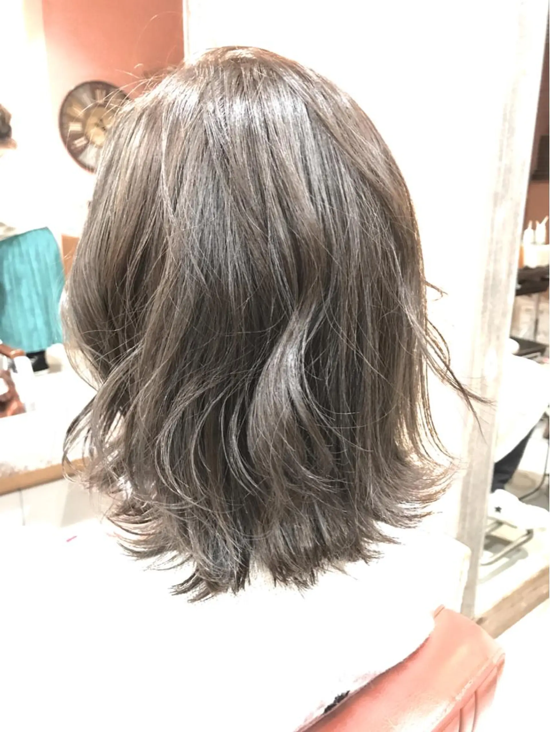 ミディアム カラー アッシュ グレージュ ハイライトカラー ボブ ハイライト 増子 幹樹のヘアスタイル