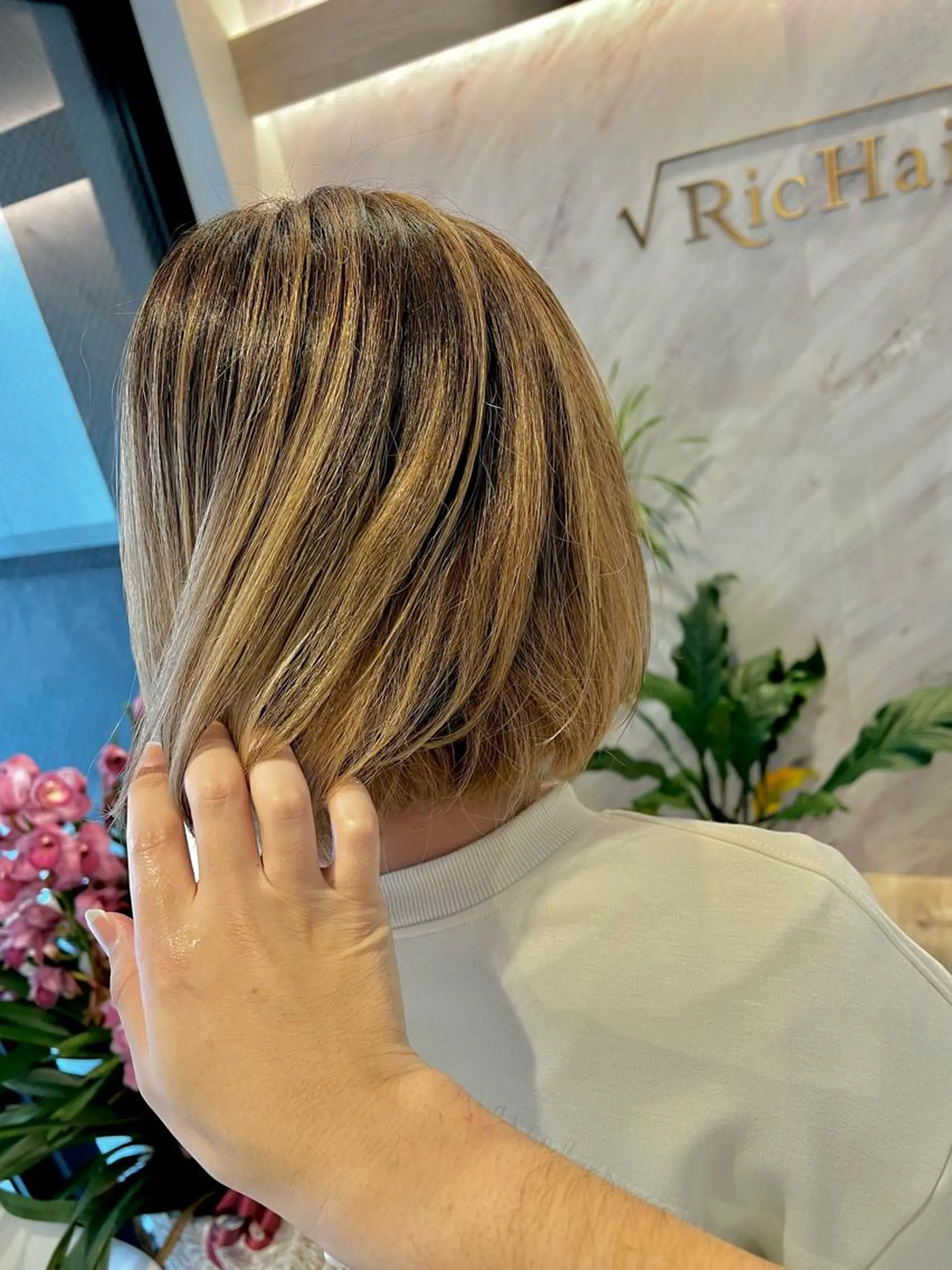 ショート ボブ ハイライト レイヤーカット ヘアカラー ブリーチ毛に縮毛矯正 ✨カラー✨山田 正幸のヘアスタイル