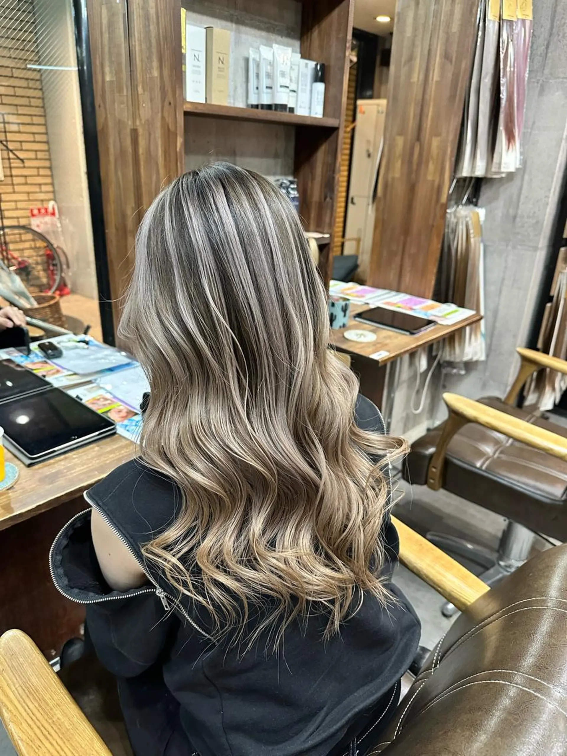 ロング カラー カット ヘアカラー トリートメント ヘアセット 難波ブリーチカラー 伊藤洋輝のヘアスタイル