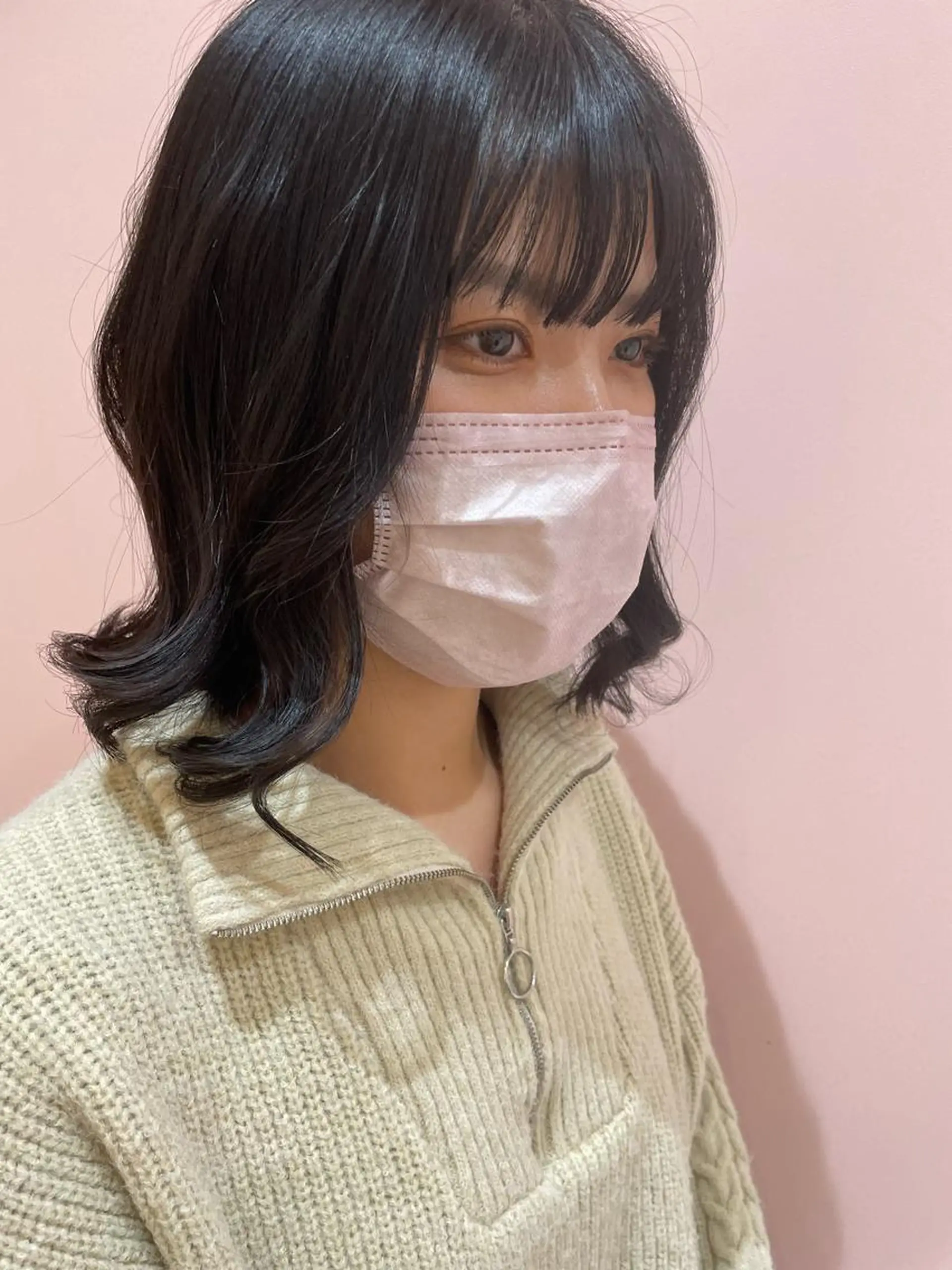 ミディアム カラー 黒髪 ブルーカラー ブルーブラック レイヤーカット/ ハイトーンchimiのヘアスタイル