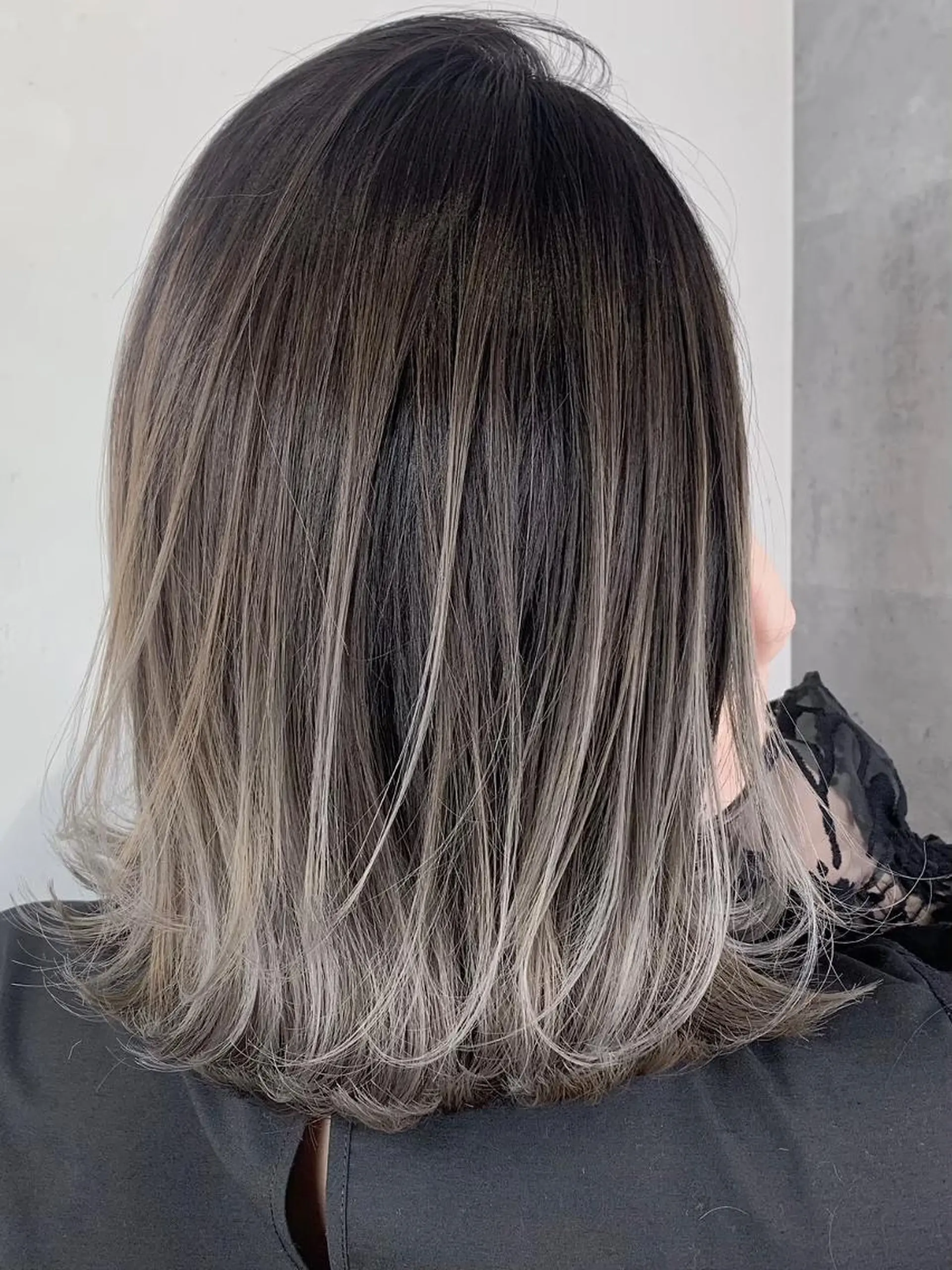 ミディアム ボブ 斜めバング 外国人風カラー 伸ばしかけ ハイライト ＿WHITE鳳店 アンダーバーホワイトのヘアスタイル