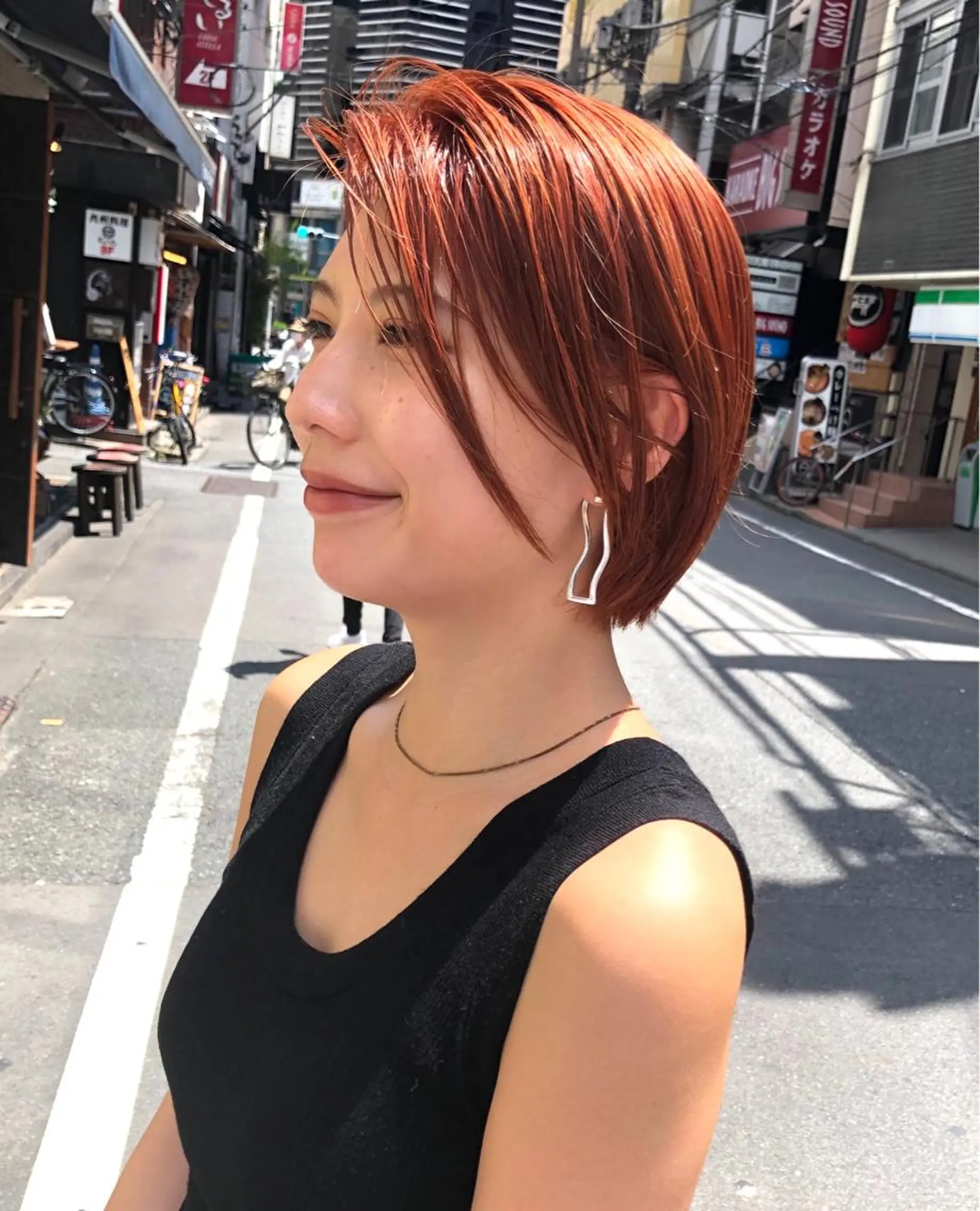 ショート FOLK所属・白髪ぼかしハイライト バレイヤージュヤマトのヘアスタイル