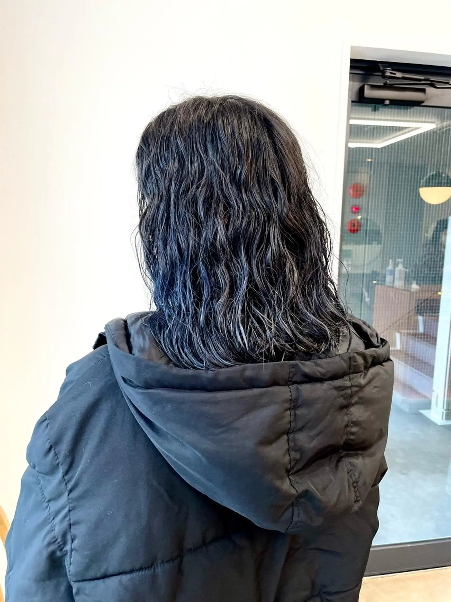 ミディアム カラー パーマ 黒髪 ブルーカラー ブルーブラック pole所属・【pole】 minaのヘアスタイル