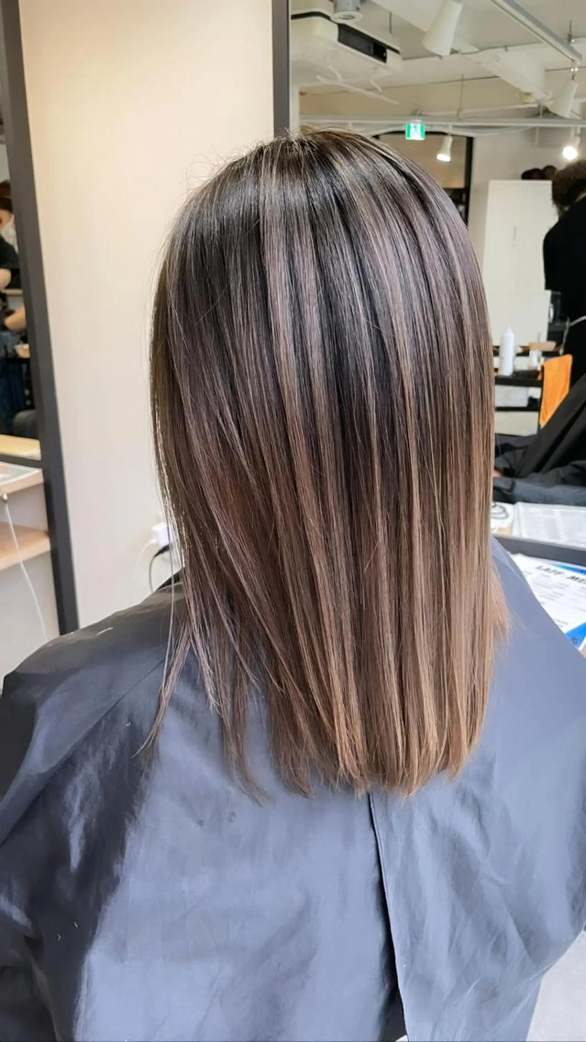 ミディアム カラー バレイヤージュ レイヤーカット ヘアカラー トリートメント ヘアセット 難波ブリーチカラー 伊藤洋輝のヘアスタイル