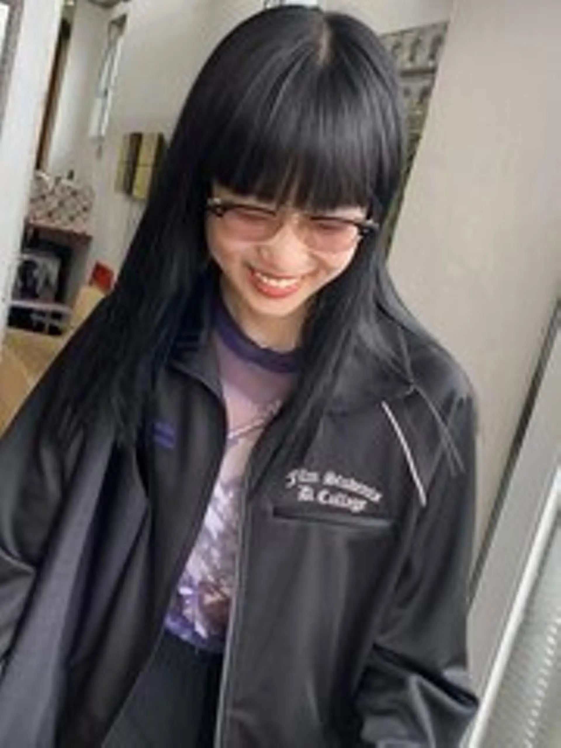 カラー ロング qiie リタッチ 黒染め　ワンカラーのヘアスタイル