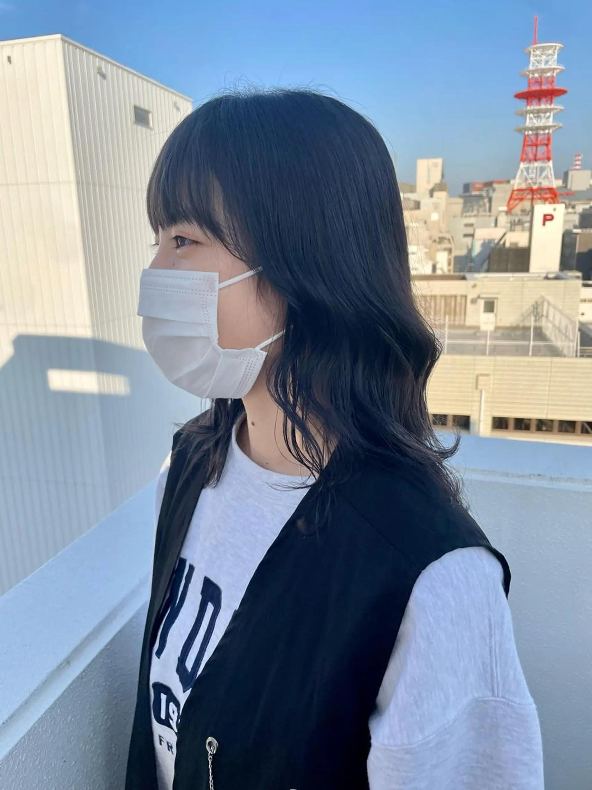 セミロング カラー 黒髪 ブルーカラー ブルーブラック lani hair salon所属・SHOTO ハイトー ン/デザインカラーのヘアスタイル