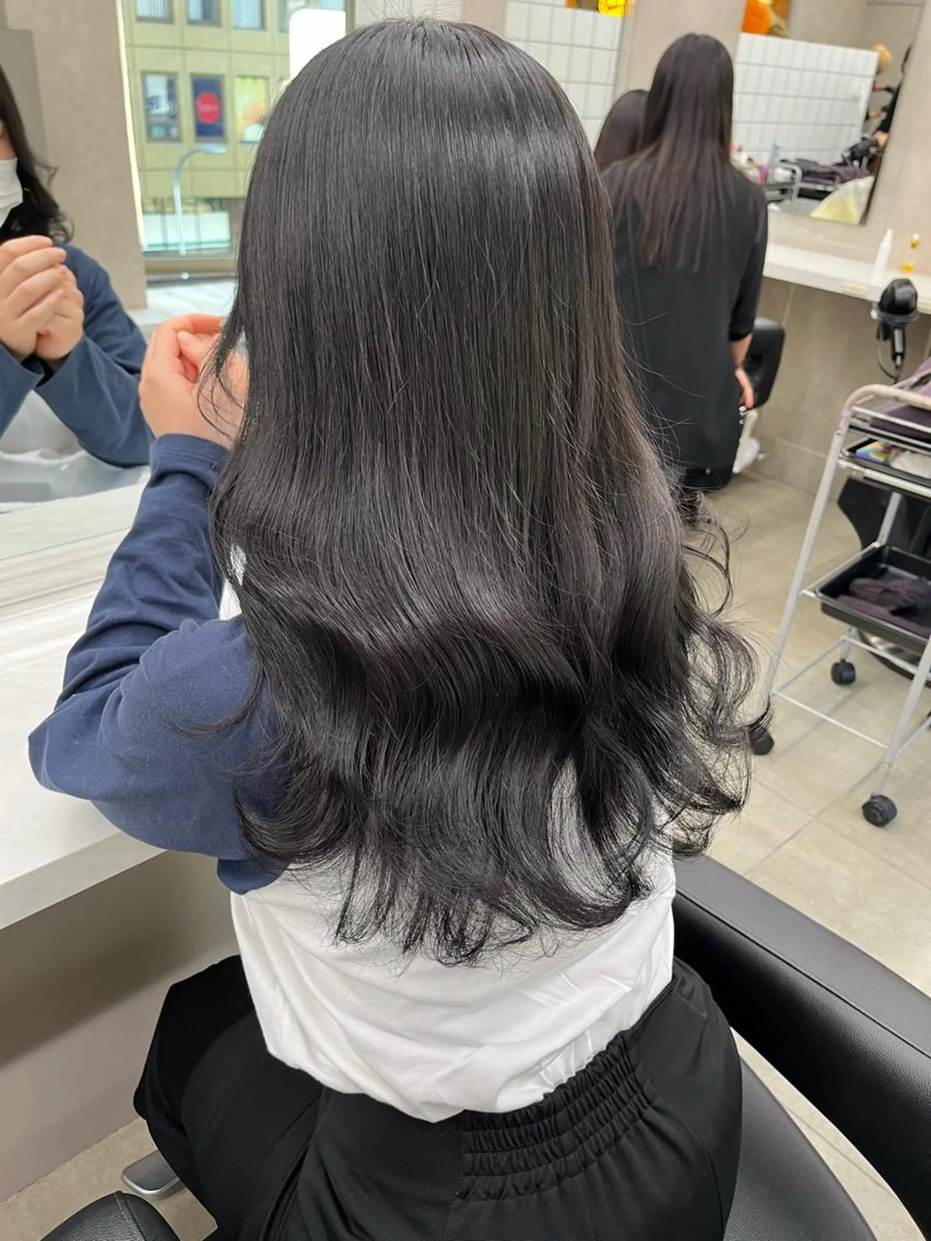 ミディアム カット ヘアカラー トリートメント ヘッドスパ ヘアセット 寒色＆ブリーチ特化 寒色MiOのヘアスタイル