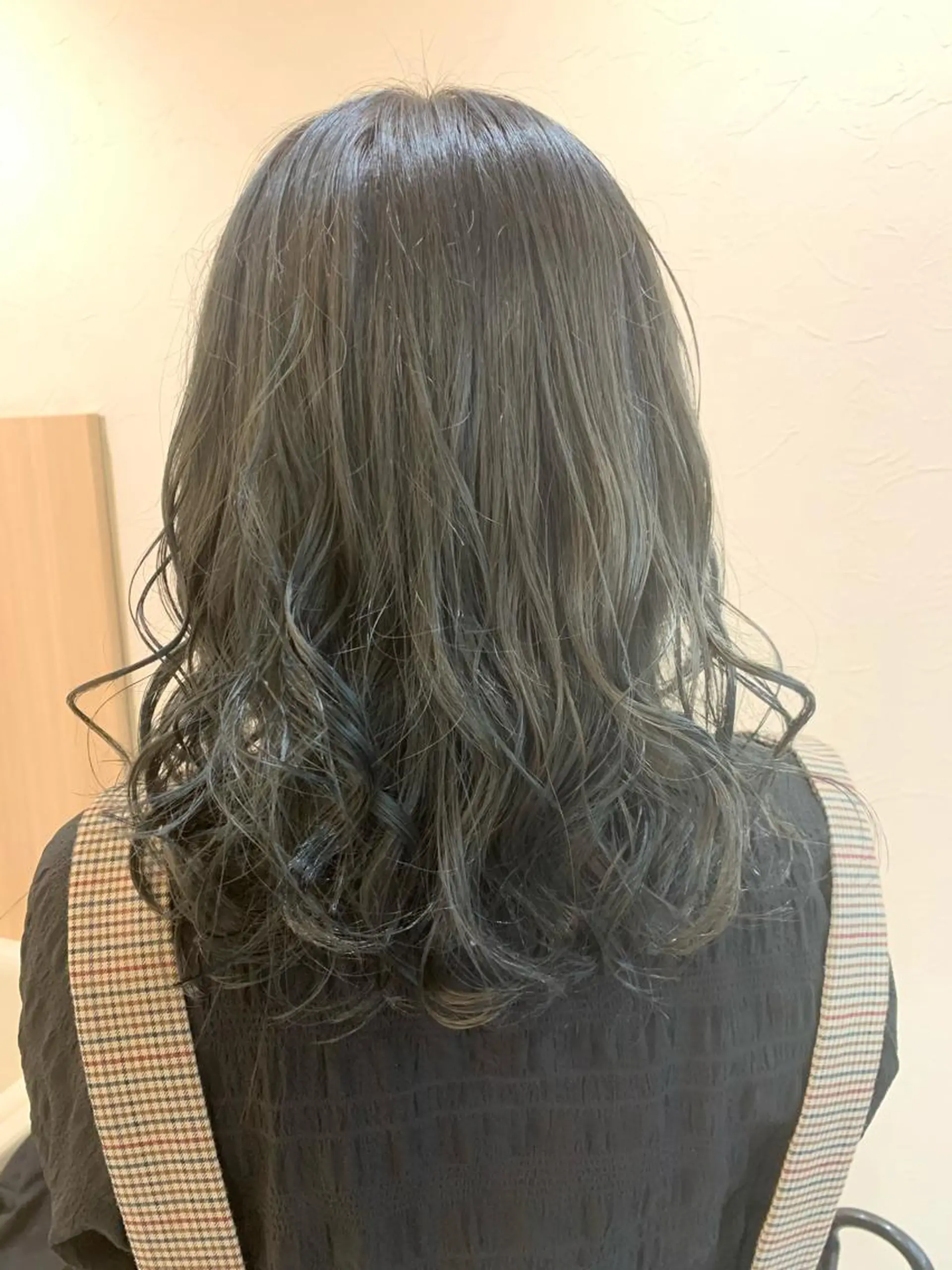 セミロング カラー カット ヘアカラー トリートメント 店長ハイトーンカラー 柞山史奈のヘアスタイル