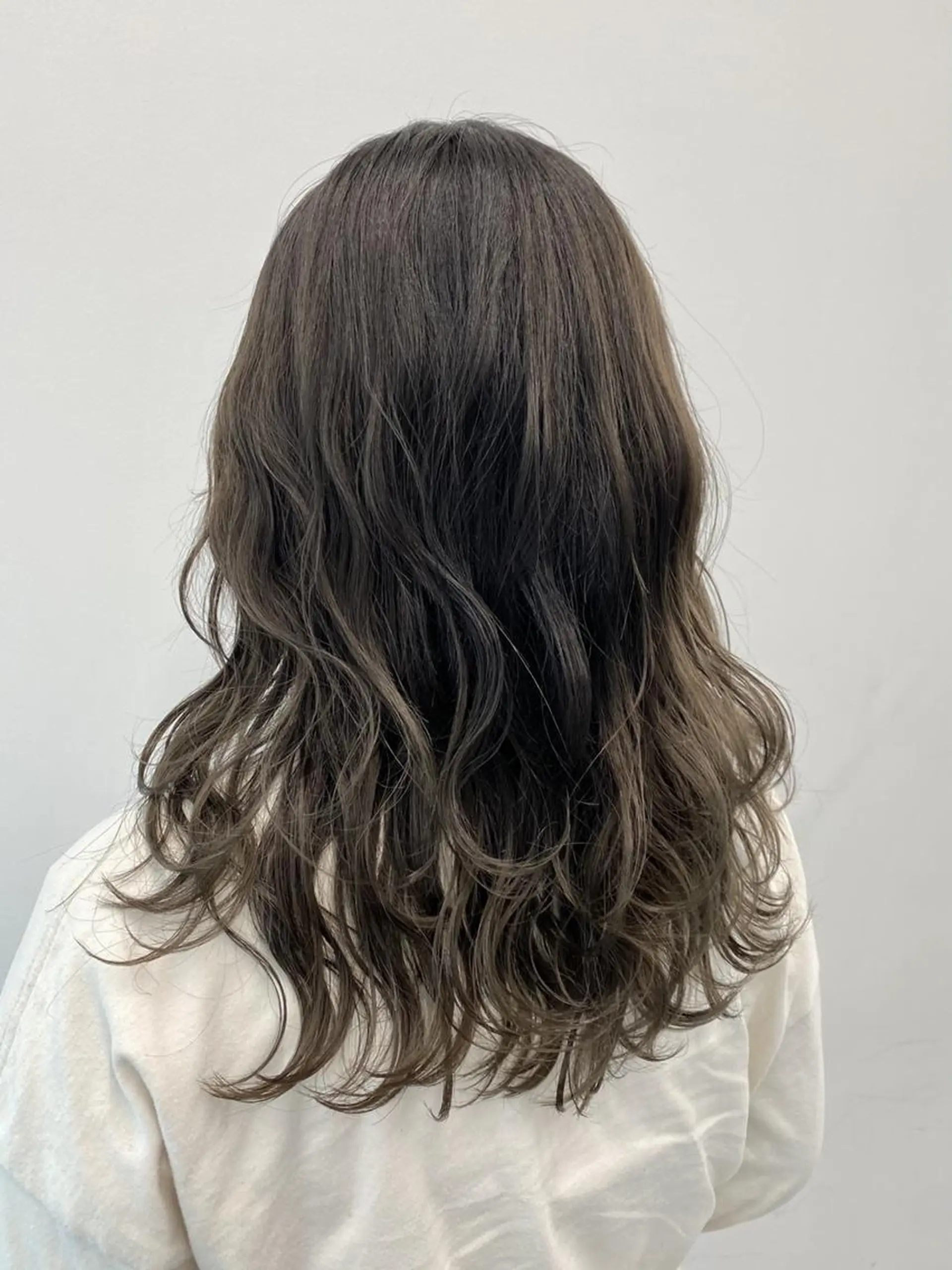 ロング カラー パーマ 公式 Ease by amble luxeのヘアスタイル