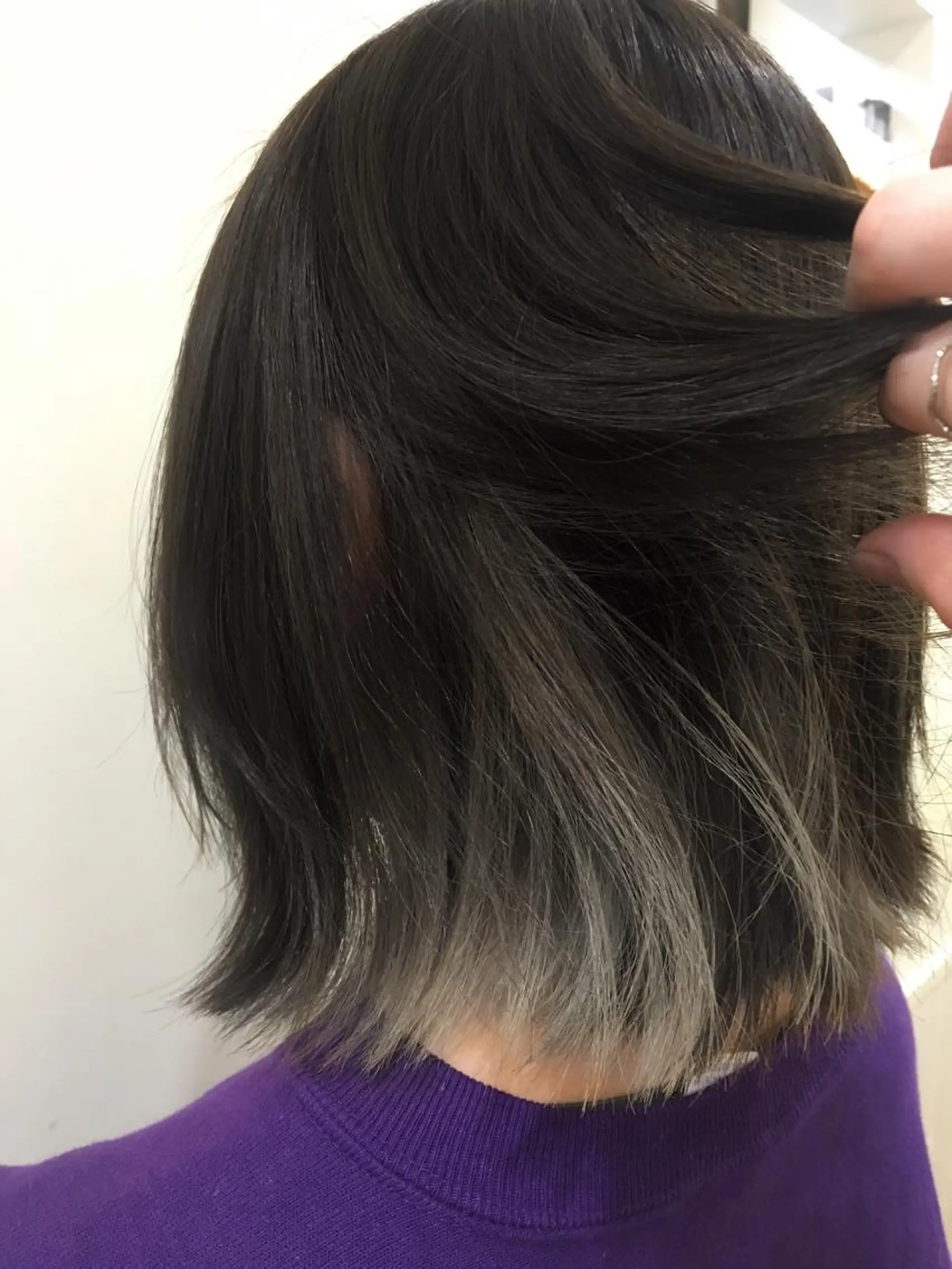 ミディアム カラー アッシュ ベージュカラー ブリーチ ダークグレー インナーカラー カット ヘアカラー トリートメント ぱつっとボブ/ 小野あかねのヘアスタイル