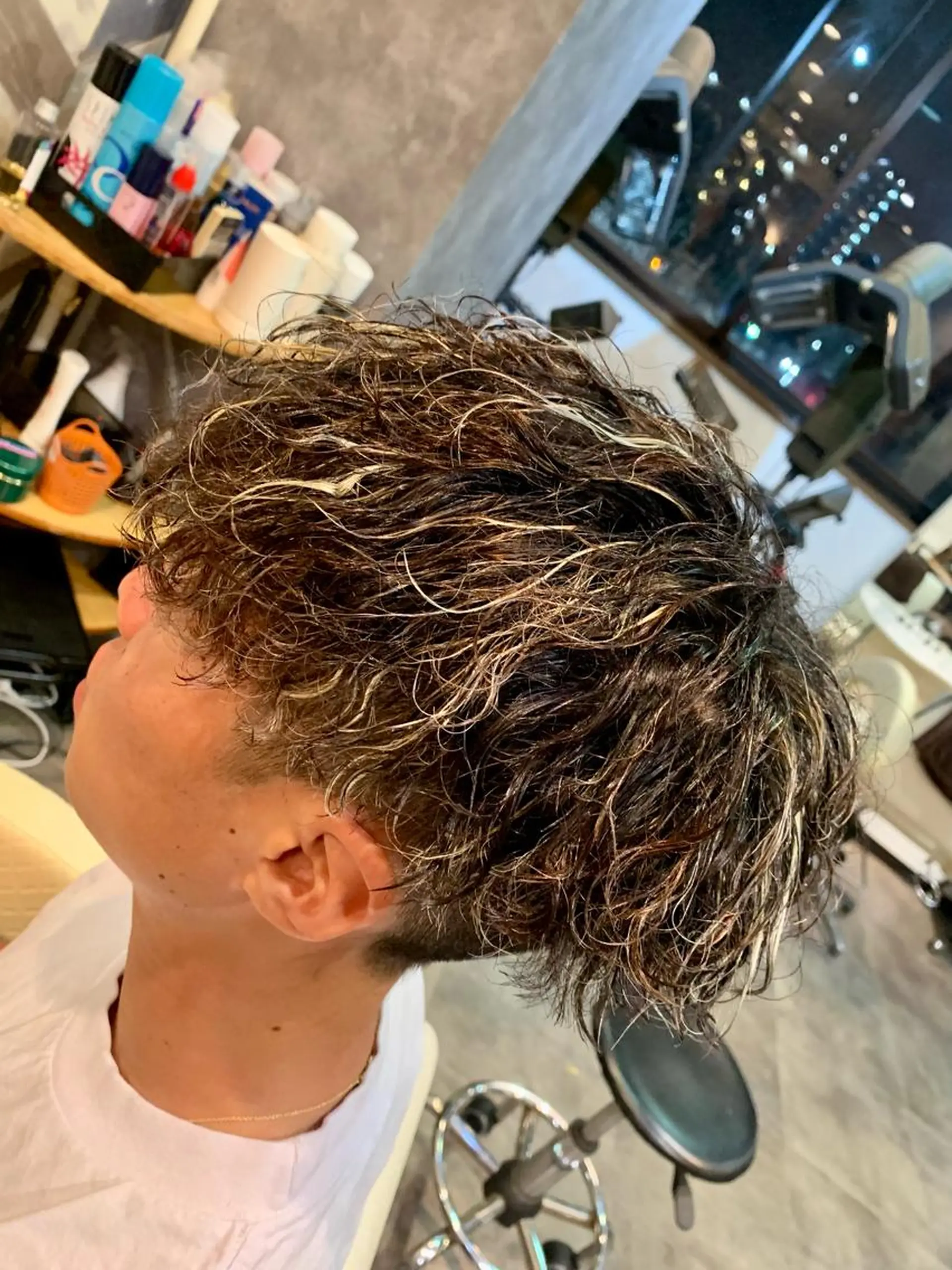 カラー パーマ メンズ メンズハイライト メンズメッシュ メンズパーマ 波巻きパーマ ハイライトカラー カット パーマ stylist 静音「LEON」のヘアスタイル