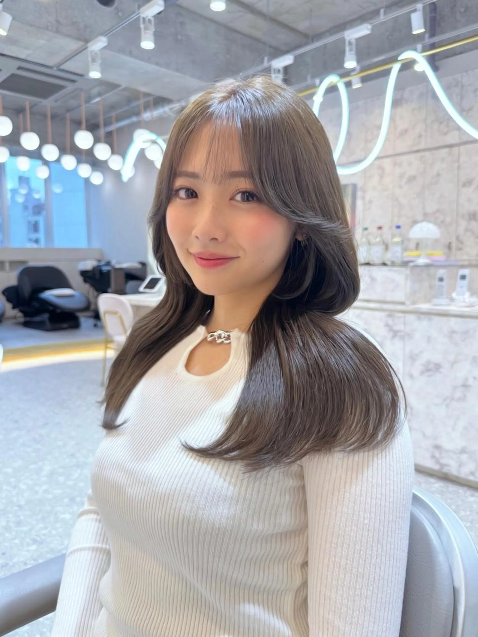 セミロング アッシュ ボブ くびれヘア 天使の羽バング・フェザーバング ハイライト 新宿/韓国レイヤー 髪質改善カラー/角所のヘアスタイル