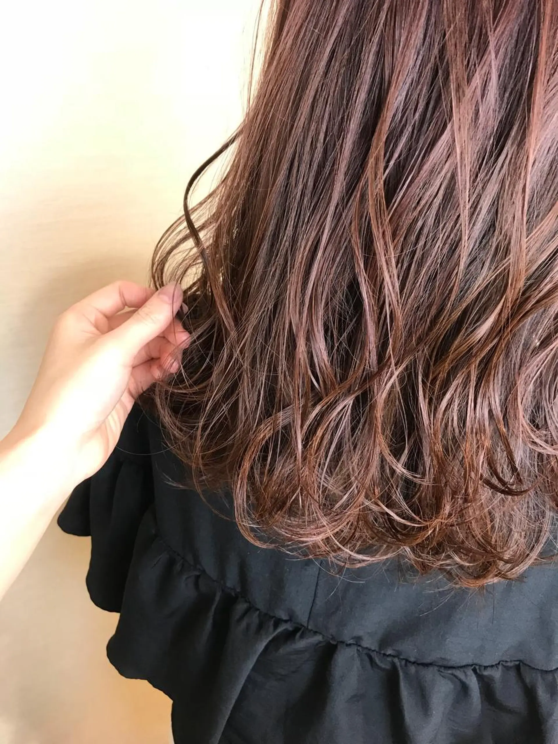 ロング カラー ベージュカラー ピンクカラー ピンクベージュ 韓国レイヤーカット/ ダブルカラーのヘアスタイル