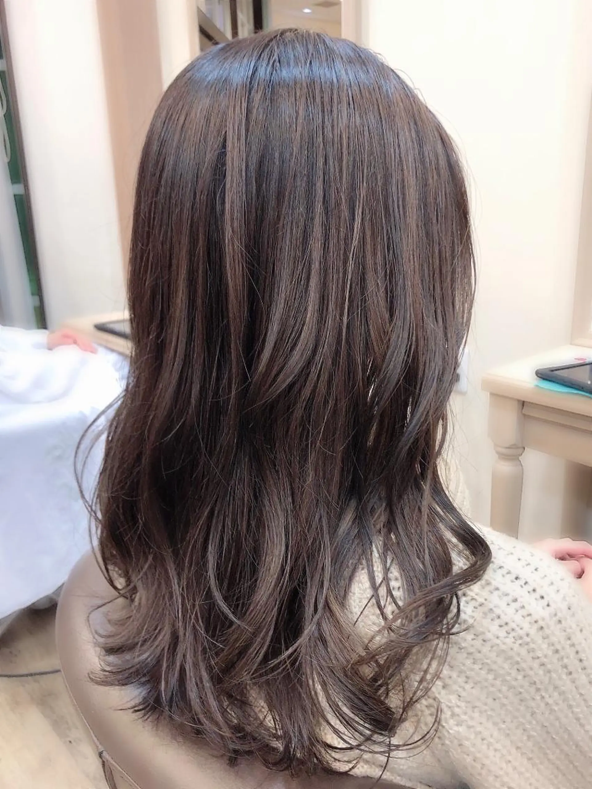 セミロング カラー アッシュ アッシュグレー ハイライトカラー ハイライト ヘアカラー 尚平 40代からの 髪質改善専門のその他イメージ