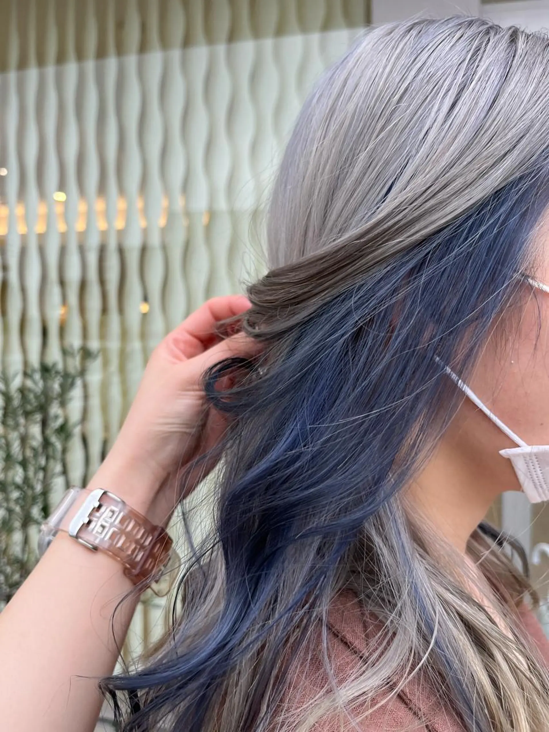 カラー ブリーチ インナーカラー シルバー ヘアカラー 井澤 和花のヘアスタイル