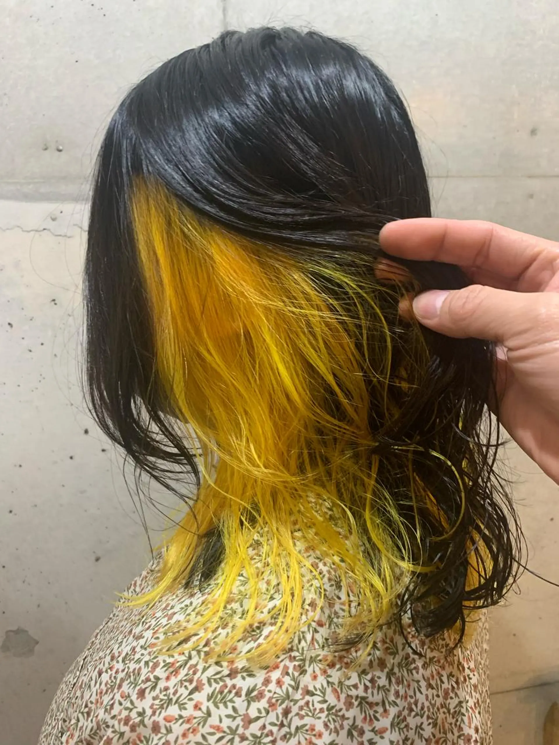 セミロング イエローカラー 三瀬 俊のヘアスタイル