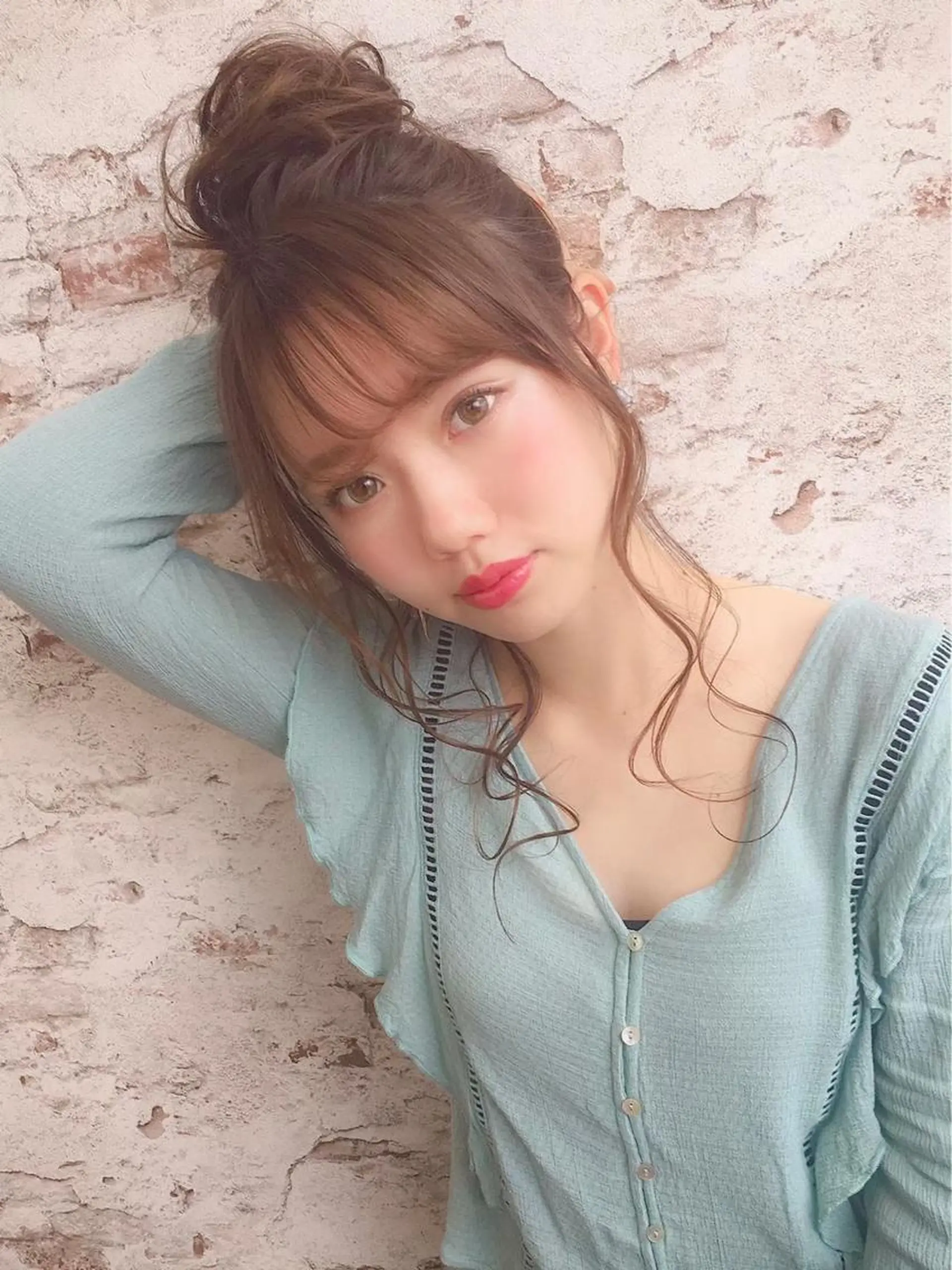 セミロング カラー パーマ ヘアアレンジ お団子ヘア 當間 大知のヘアスタイル