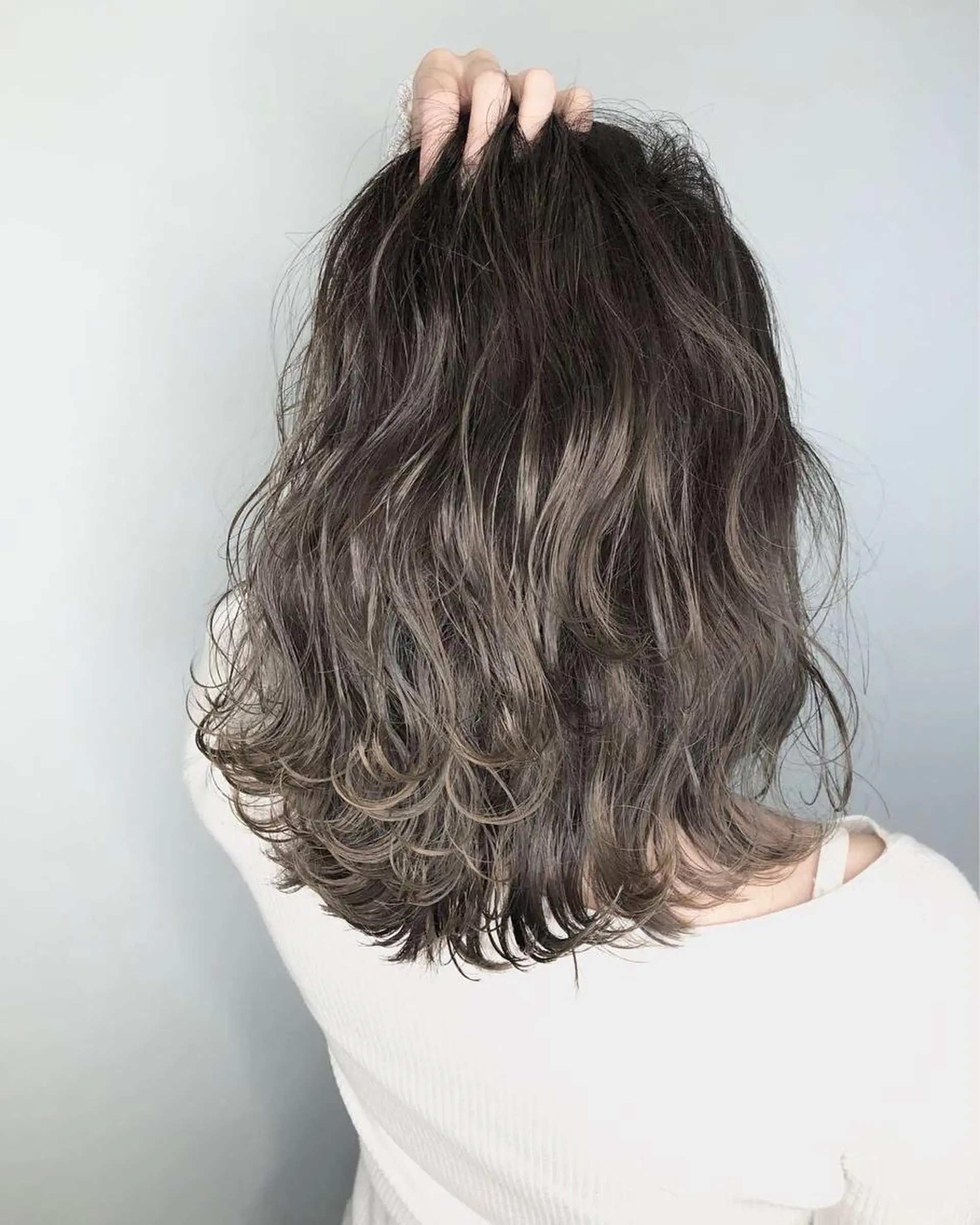 ミディアム カラー パーマ ヘアアレンジ バレイヤージュ ブリーチ レイヤーカット 酸性縮毛矯正のプロ 杉山玲介のヘアスタイル