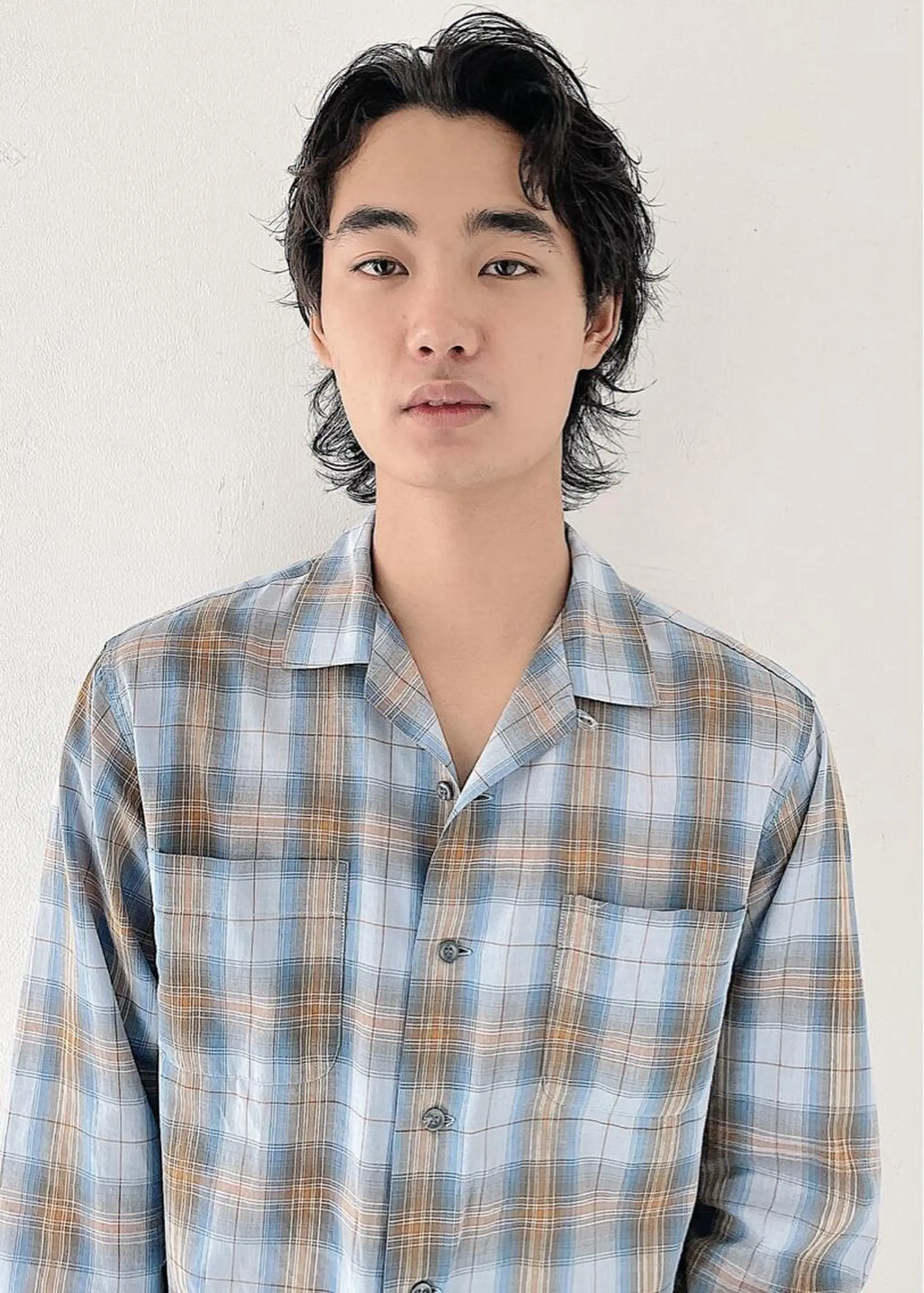 ショート カラー パーマ メンズ メンズバレイヤージュ メンズブリーチ センターパート フェードカット メンズハイライト スパイラルパーマ 🌐hina⭐️のヘアスタイル