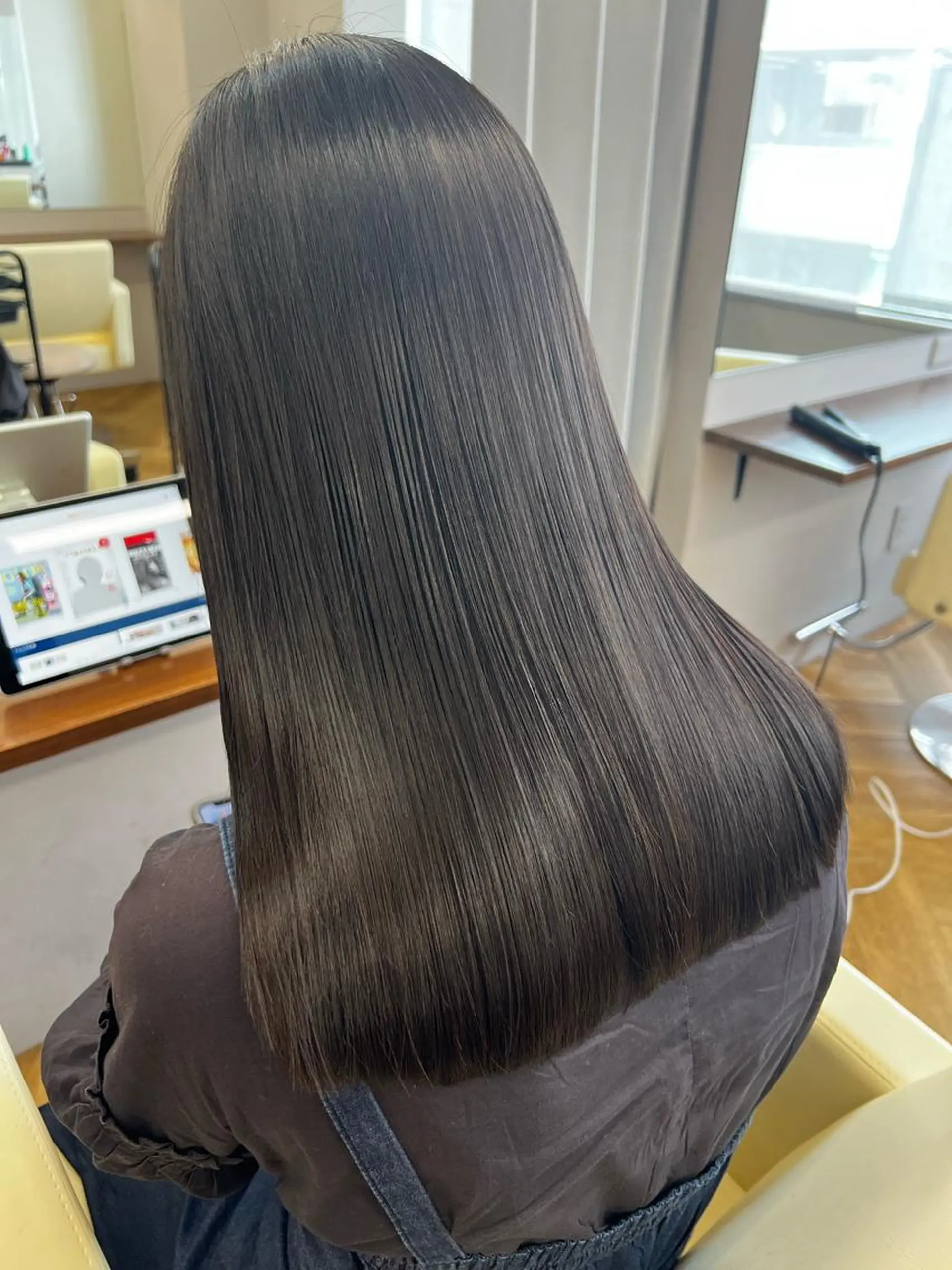 セミロング カット ヘアカラー トリートメント 髪質改善＆ハイトーンカラー Cica神戸三宮元町店所属・福田 美波のヘアスタイル