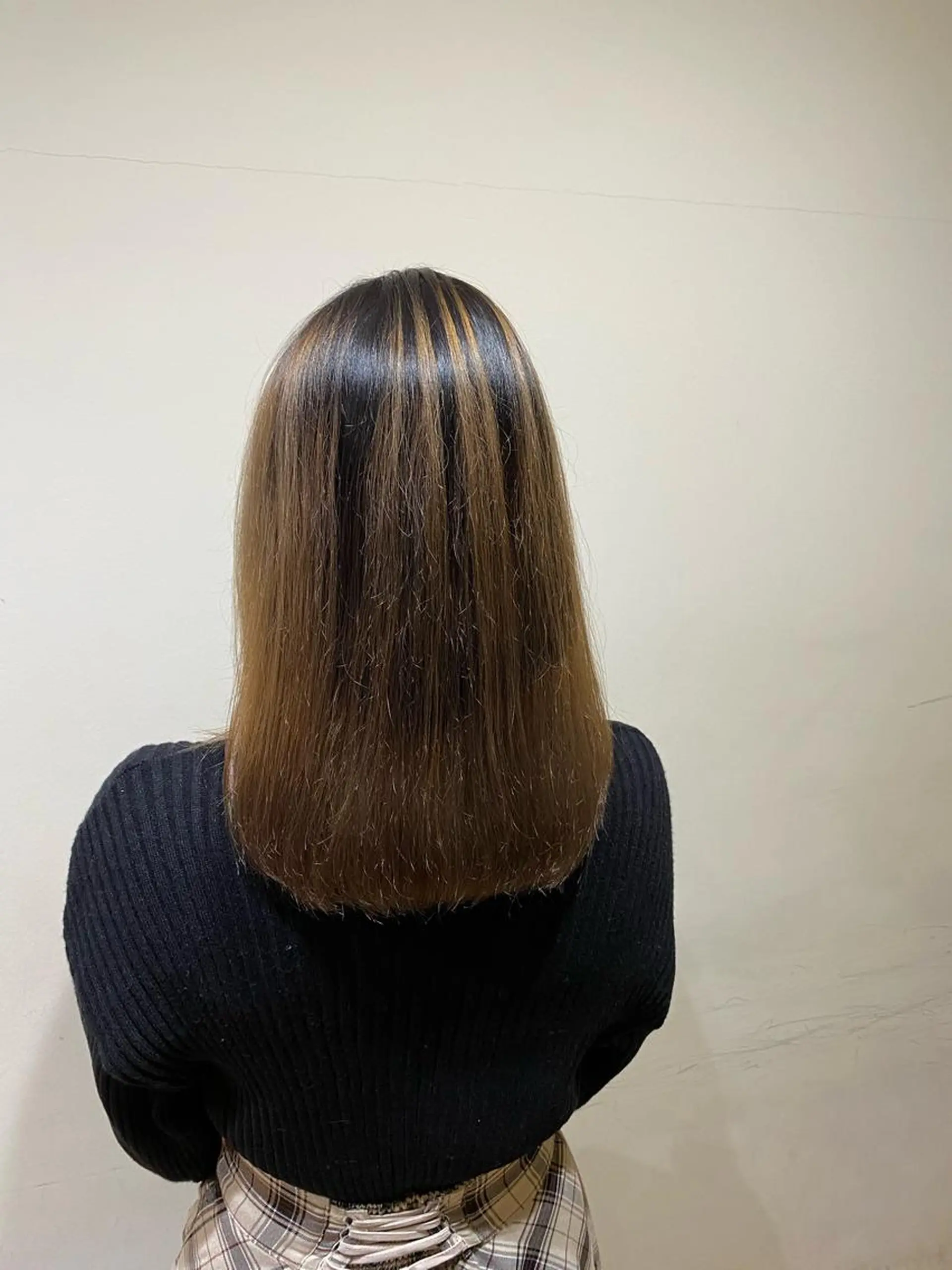 セミロング カラー バレイヤージュ レイヤーカット 三戸 修平のヘアスタイル