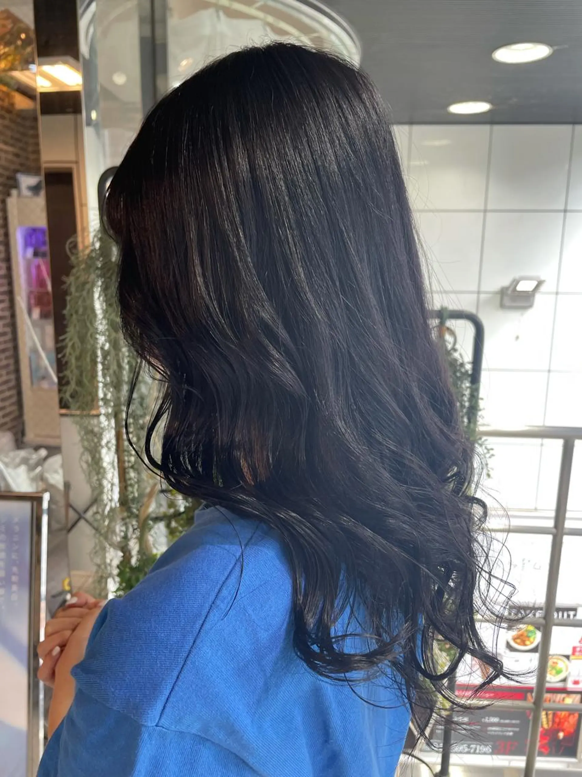 セミロング カラー 黒髪 ブルーカラー ブルーブラック ネイビーカラー ヘアカラー 韓国ヘア🦋 MIYUのヘアスタイル