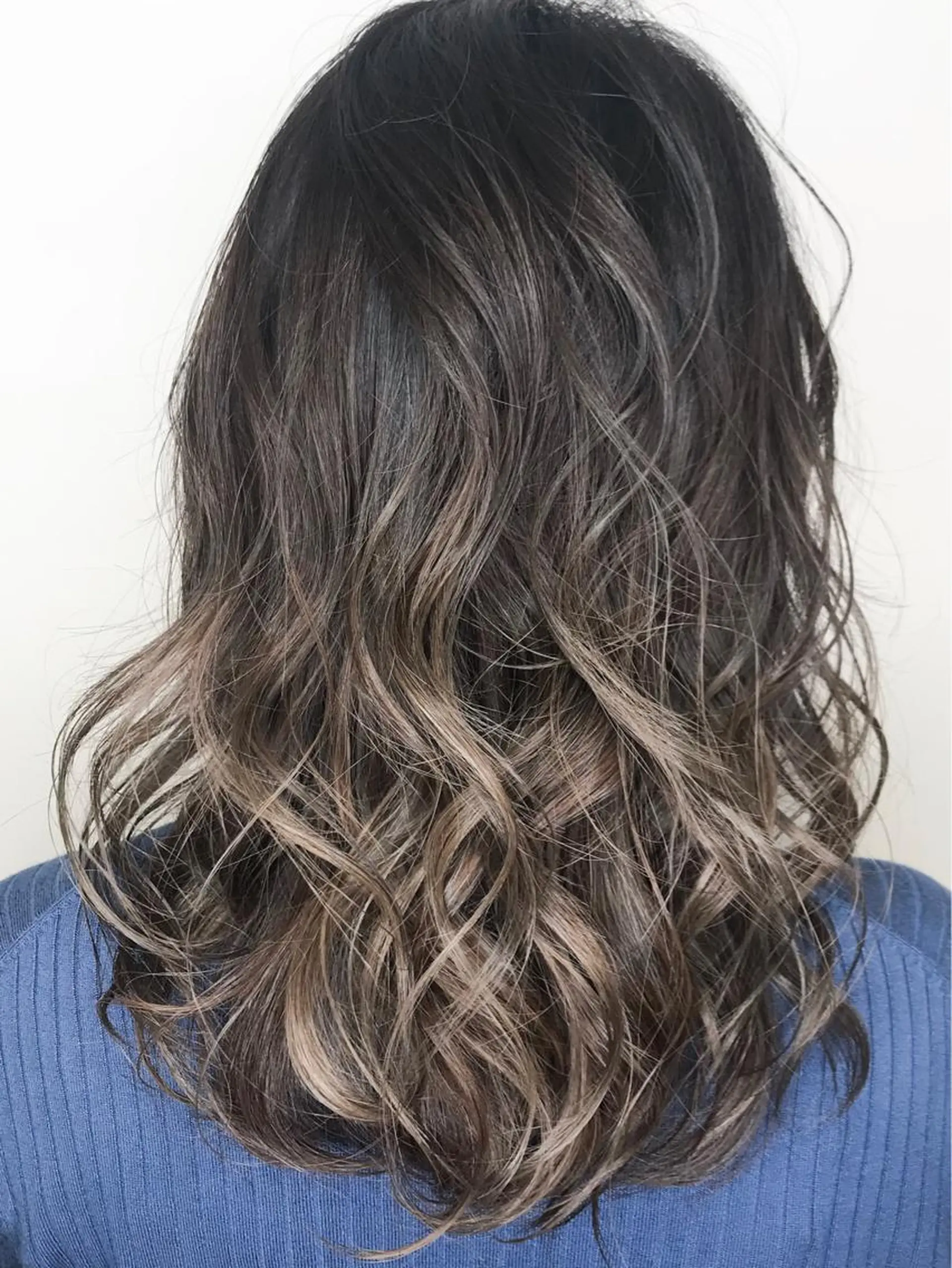 ミディアム カラー アディクシーカラー アッシュ バレイヤージュ グラデーションカラー ハイライトカラー AMI Hair  supply所属・髪質改善カラー 韓国風レイヤーのヘアスタイル