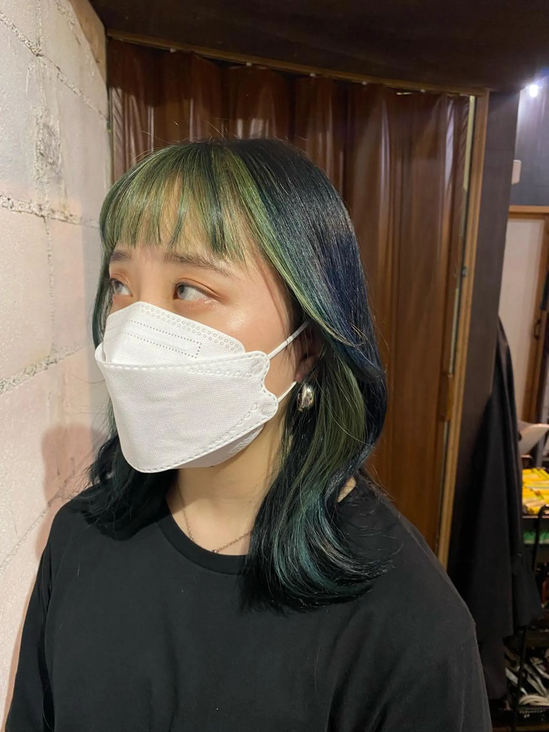 ミディアム カラー ミストバング 黒髪 ブリーチ ブルーカラー ブルーブラック 【韓国レイヤー特化 ハッシュカット】のヘアスタイル