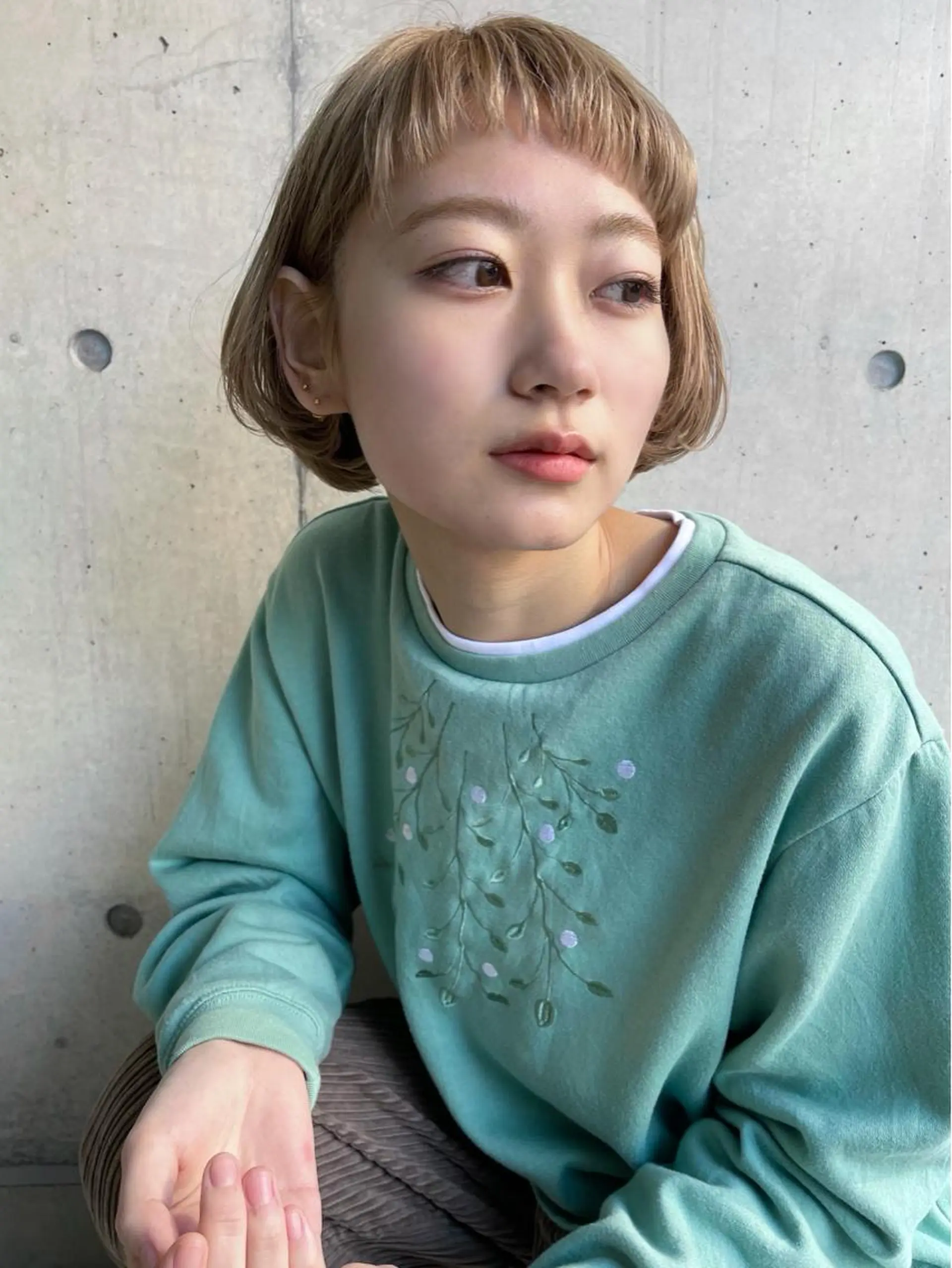 ショート カラー ベージュカラー ブリーチ ミルクティーベージュ ボブ 伸ばしかけ kibito所属・大西 真人🪴のヘアスタイル