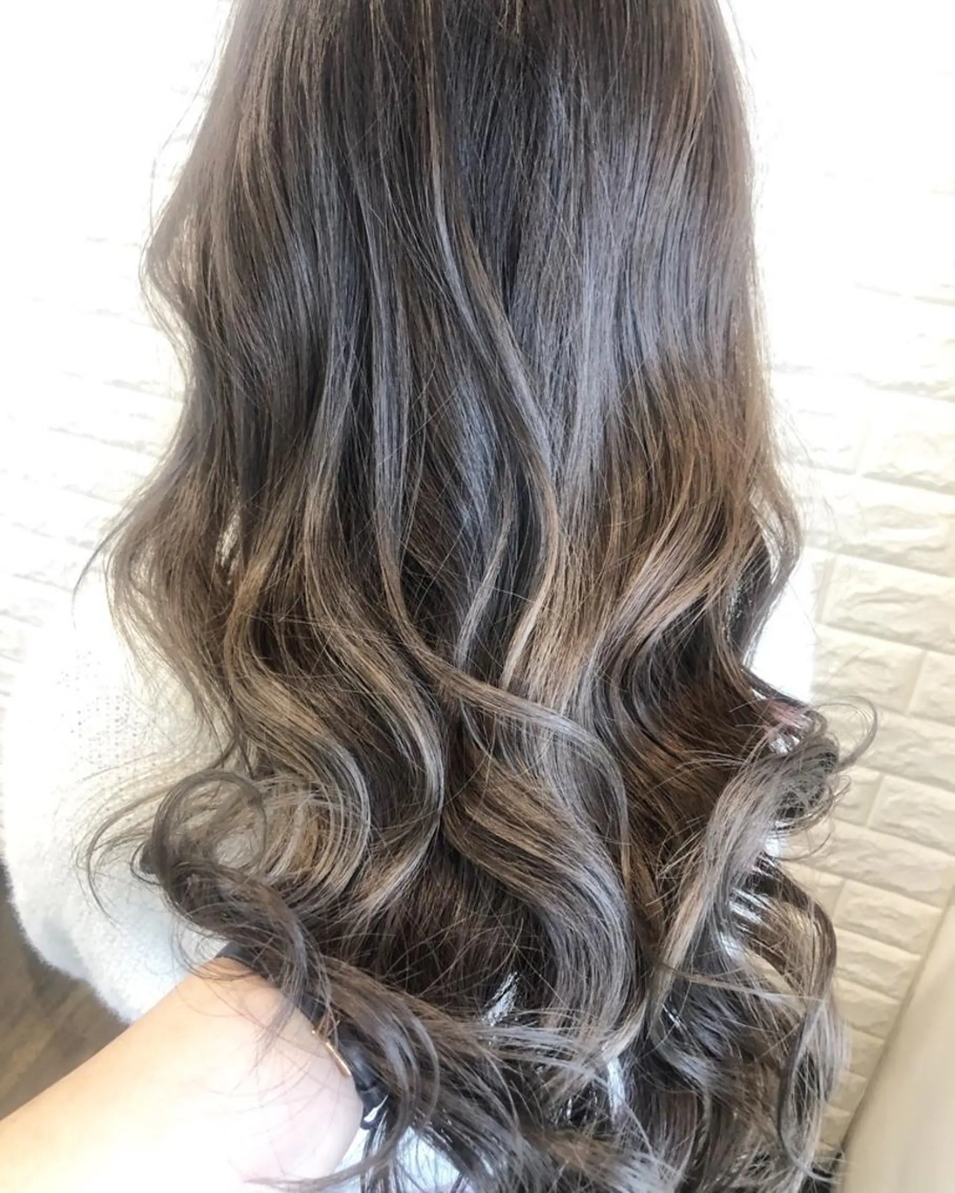 セミロング カラー グラデーションカラー グレージュ カット ヘアカラー 西本 夏美のヘアスタイル